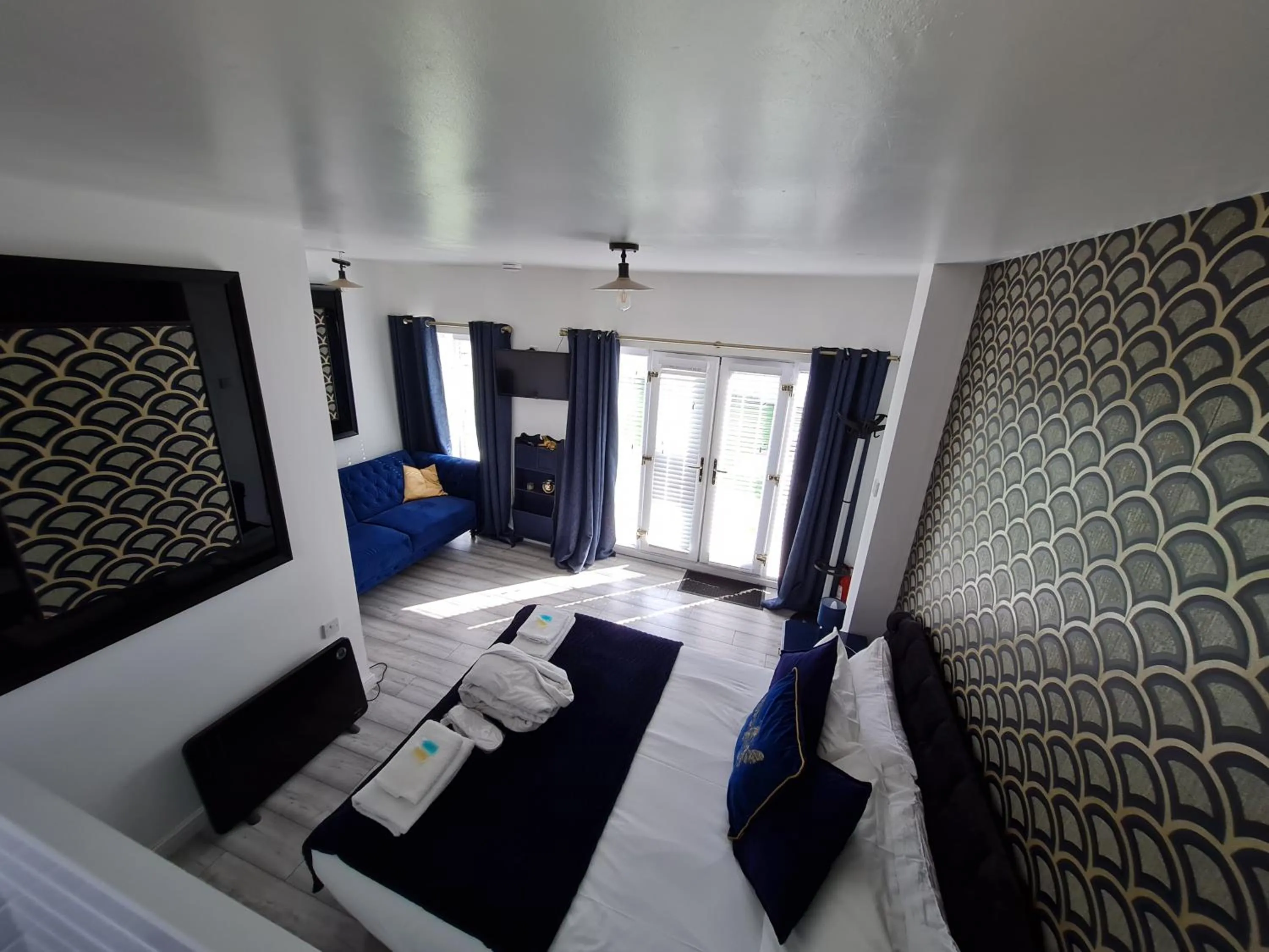 Bedroom, Bed in The Mayfair Lodge & Family Suite