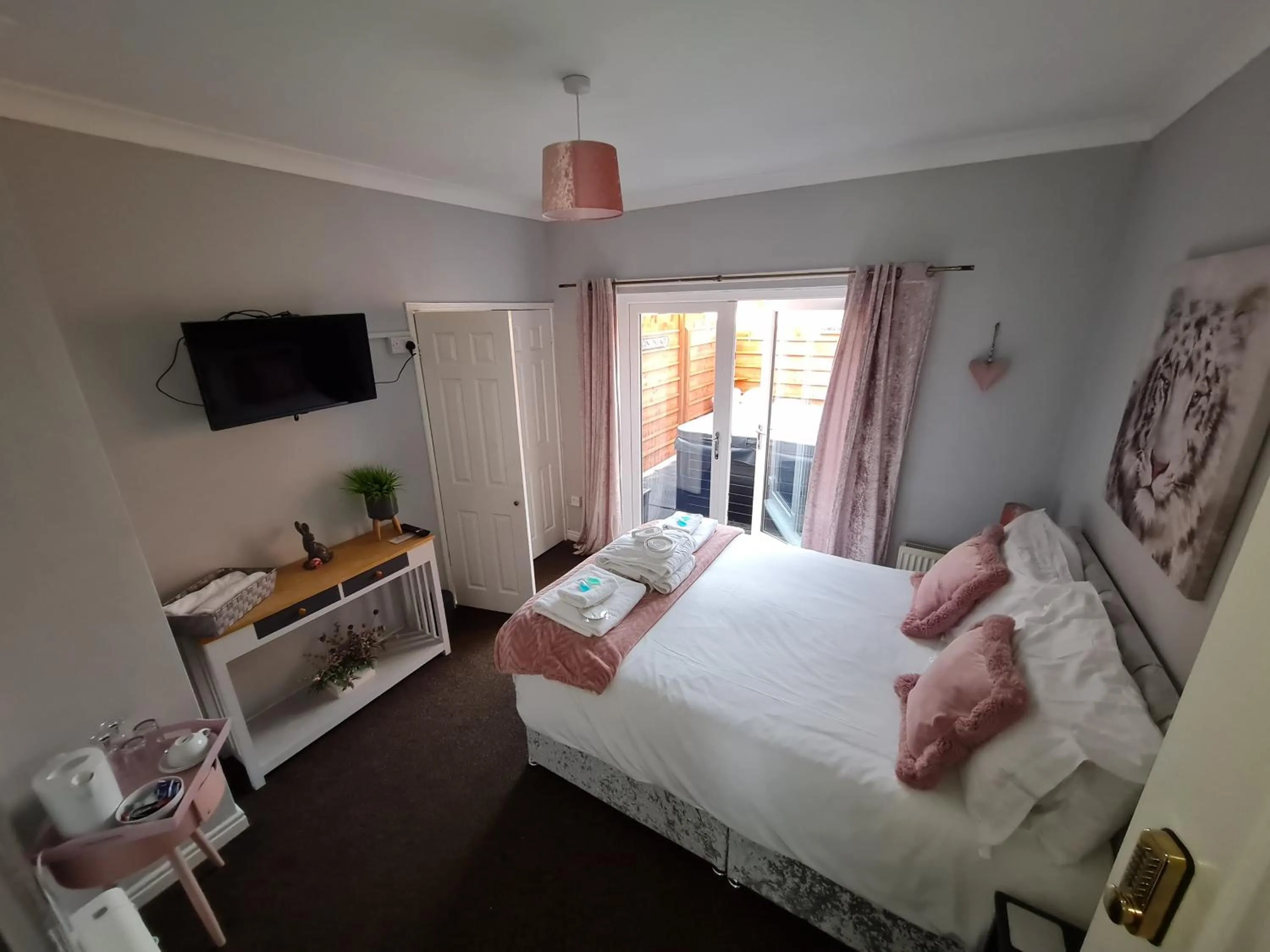 Bedroom, Bed in The Mayfair Lodge & Family Suite