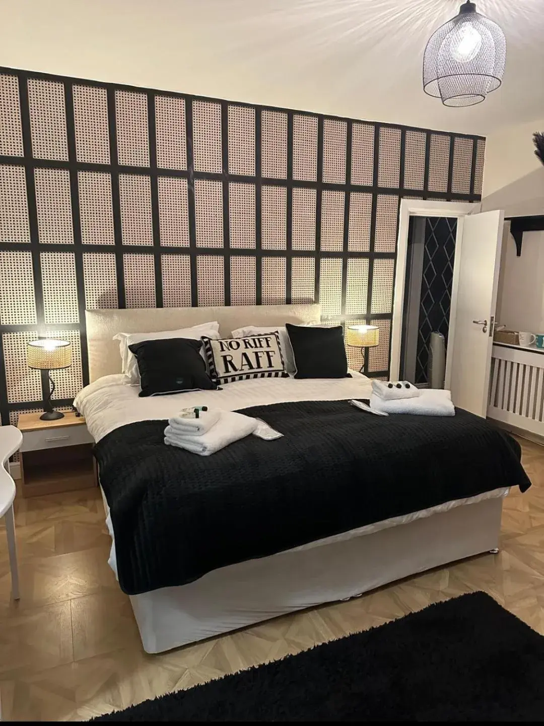 Bed in The Mayfair Lodge & Family Suite Bed in The Mayfair Lodge & Family Suite