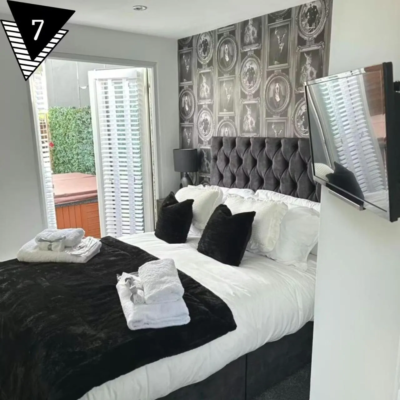 Bed in The Mayfair Lodge & Family Suite