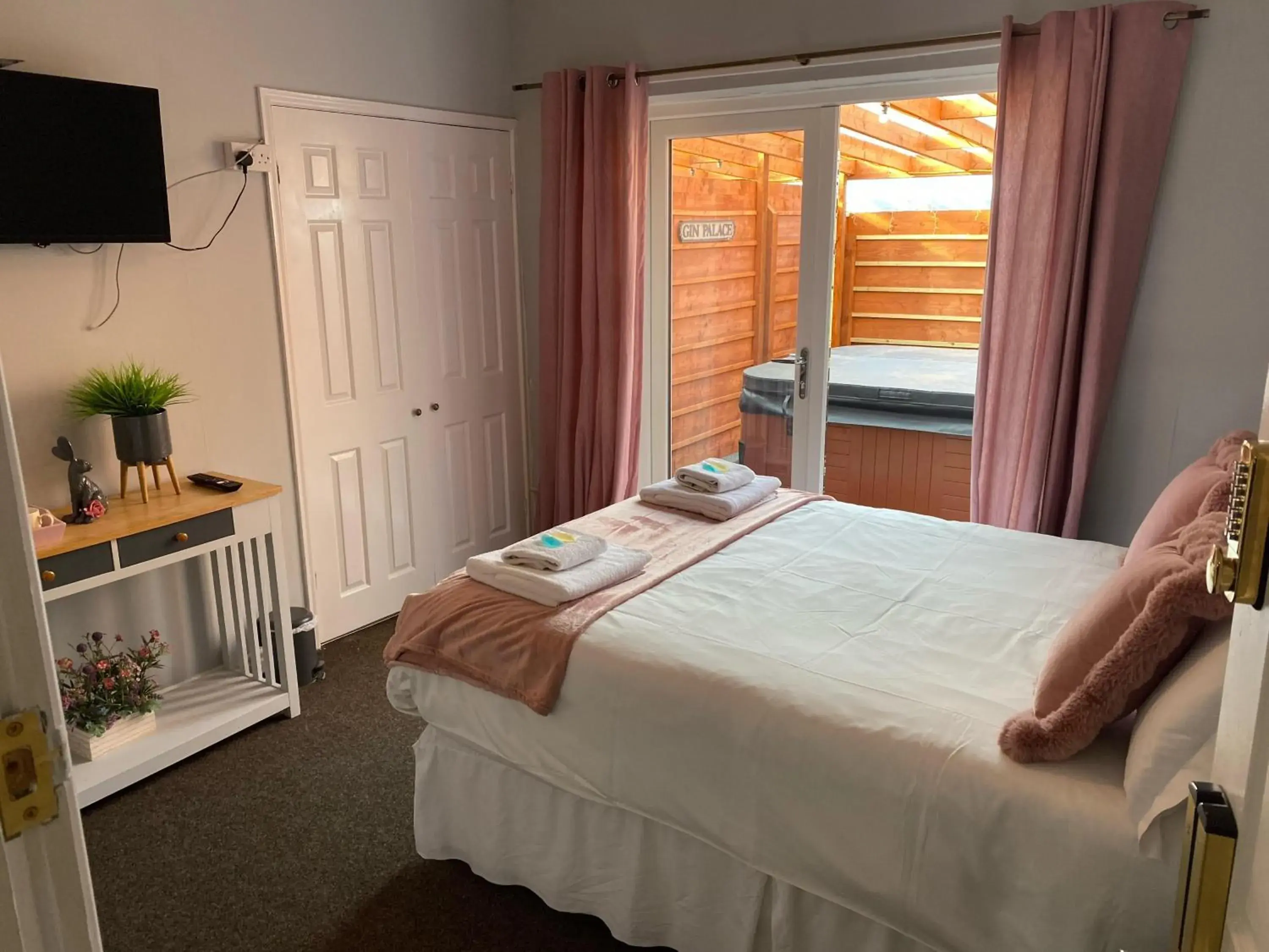 Bedroom, Bed in The Mayfair Lodge & Family Suite Bedroom, Bed in The Mayfair Lodge & Family Suite