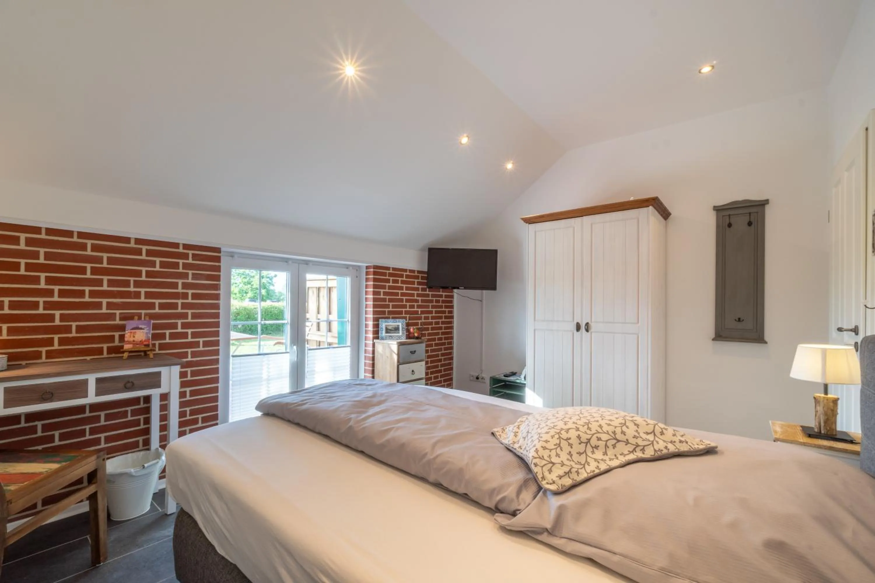 Bed in INSEL-LAND-HOTEL MICHAELSEN -Boutique Hotel- im Ostland mit Yoga u Sauna