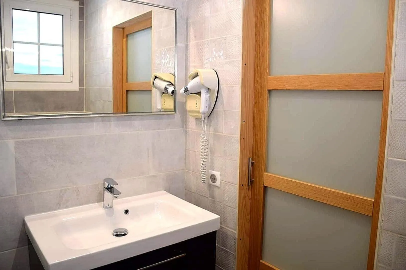 Bathroom in LOGIS HÔTEL RESTAURANT SPA Les BALCONS DE L'ESPERANCE