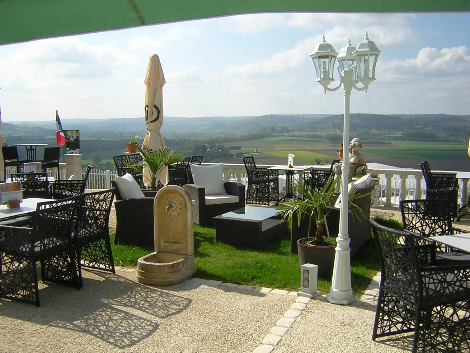 Property building in LOGIS HÔTEL RESTAURANT SPA Les BALCONS DE L'ESPERANCE