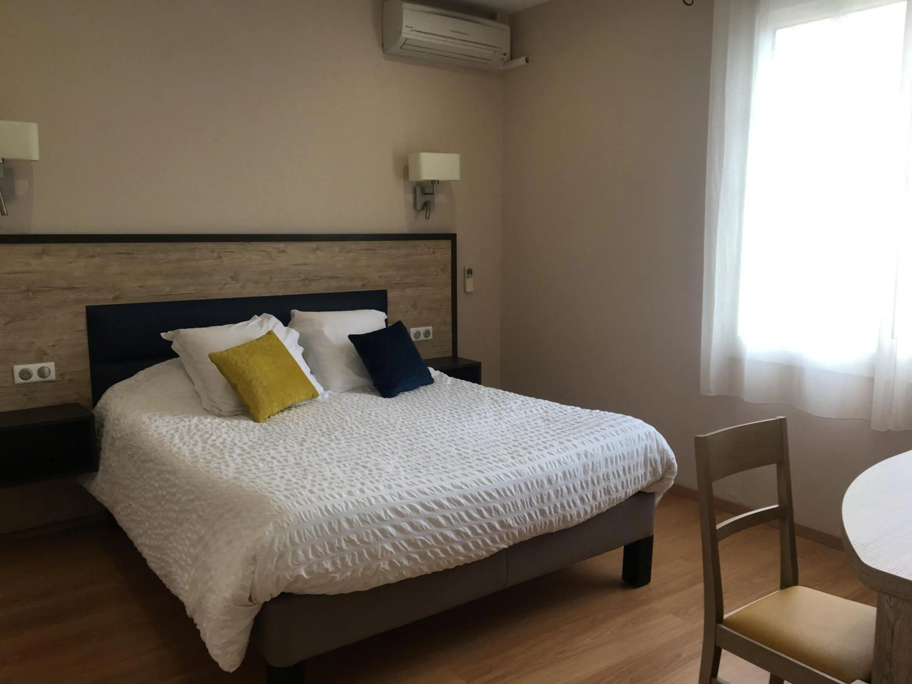 Bed in LOGIS HÔTEL RESTAURANT SPA Les BALCONS DE L'ESPERANCE