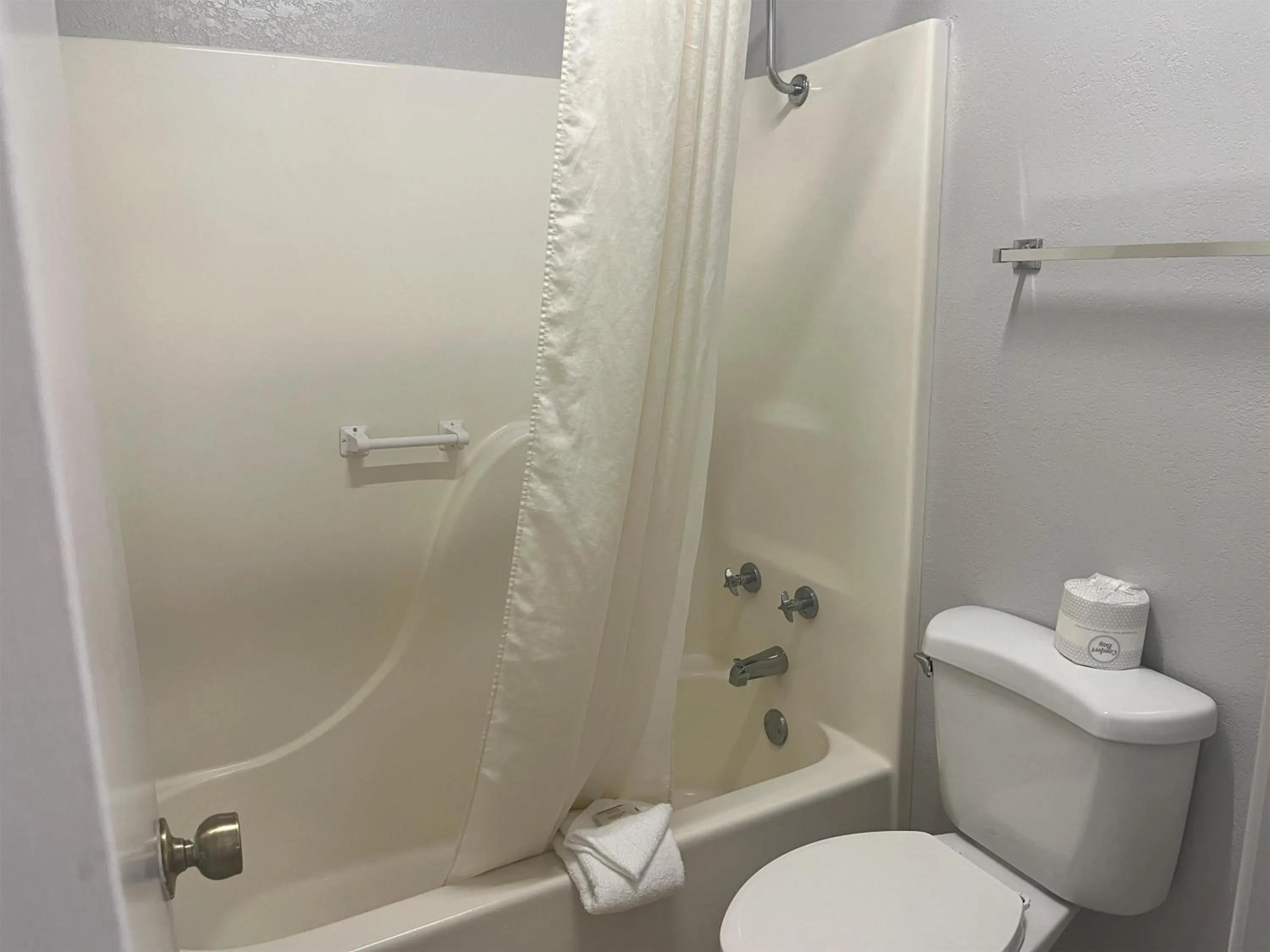 Bathroom in Motel 6 New Boston, TX