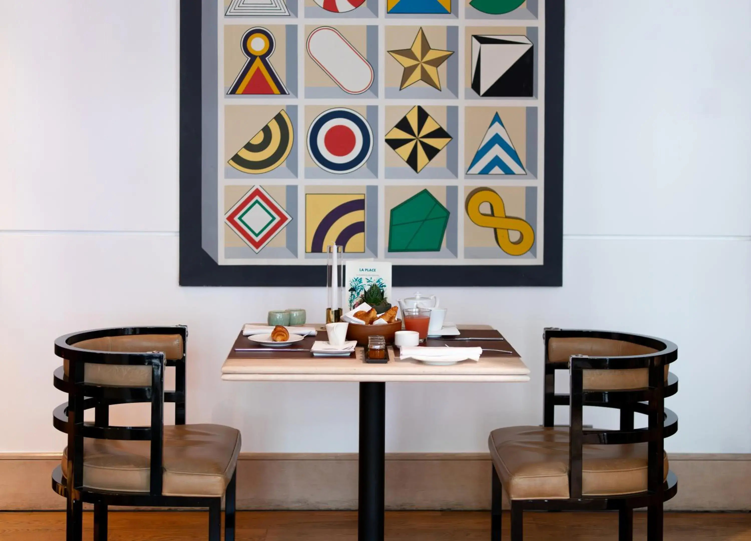 Restaurant/places to eat in Grand Hôtel Champs-Elysées Restaurant/places to eat in Grand Hôtel Champs-Elysées