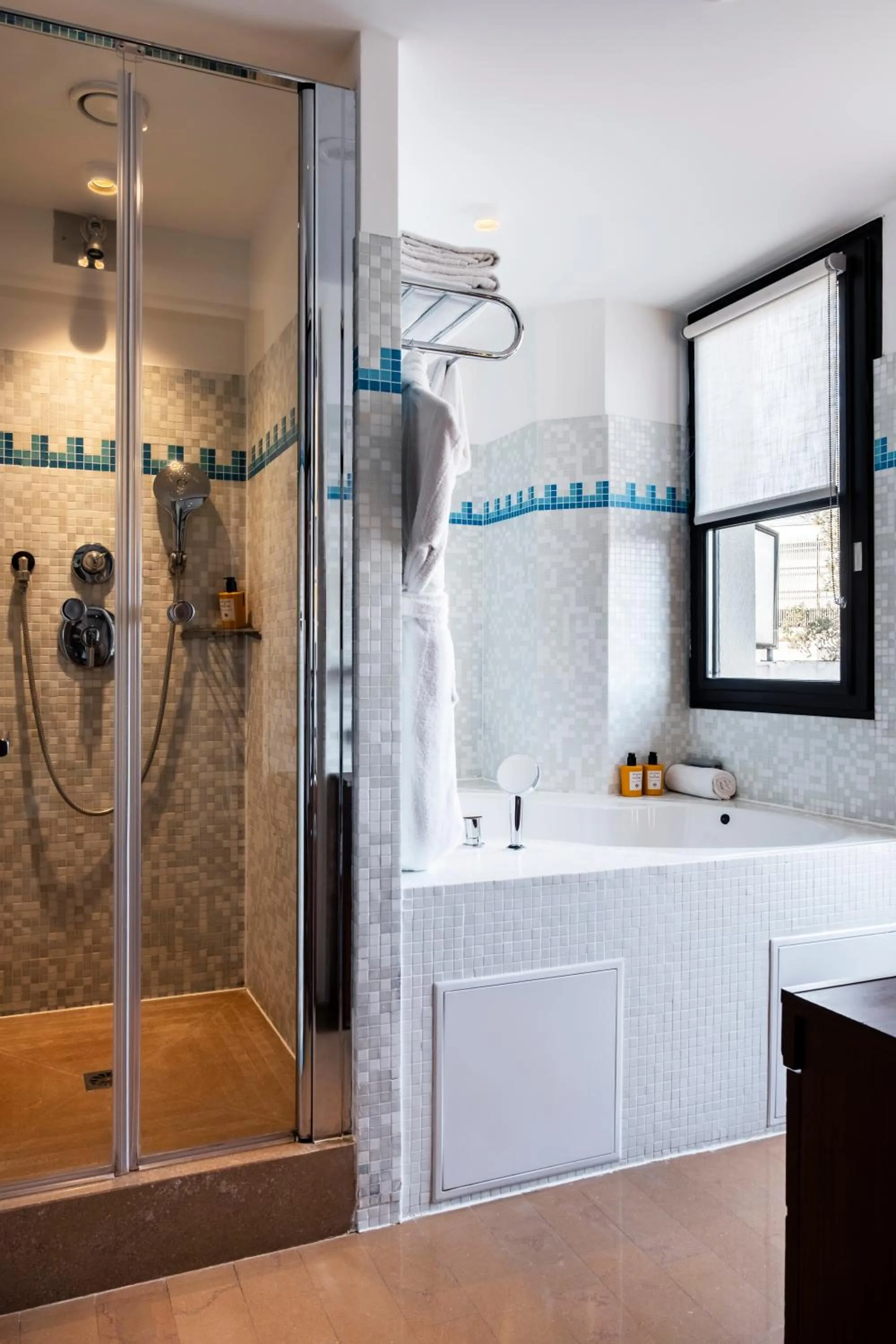 Shower in Grand Hôtel Champs-Elysées