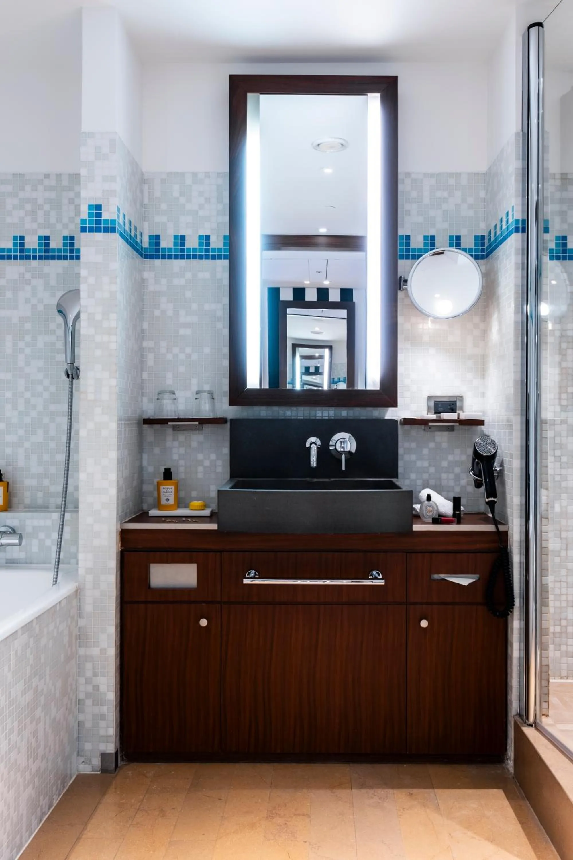 Shower in Grand Hôtel Champs-Elysées