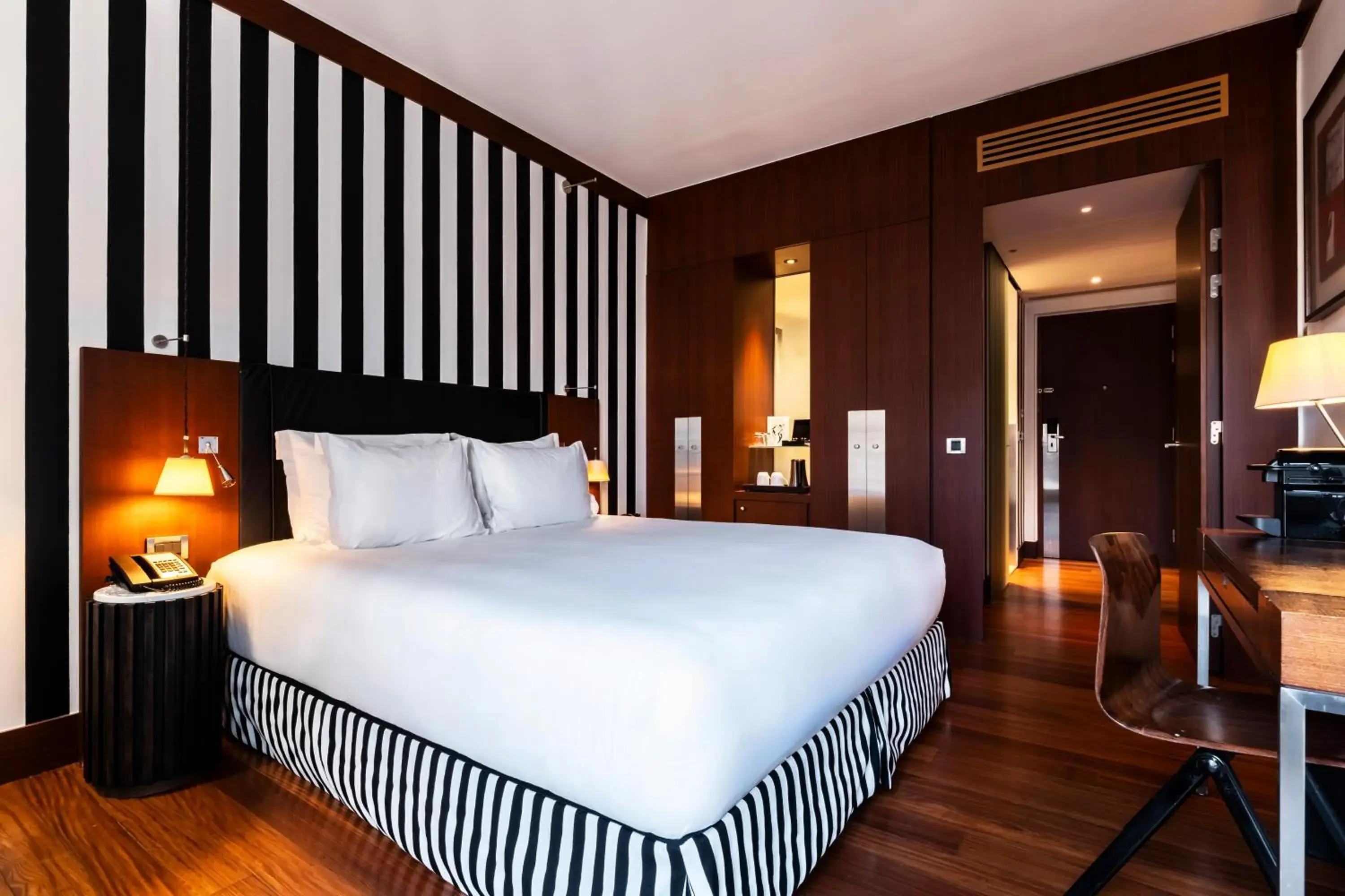 Photo of the whole room, Bed in Grand Hôtel Champs-Elysées Photo of the whole room, Bed in Grand Hôtel Champs-Elysées