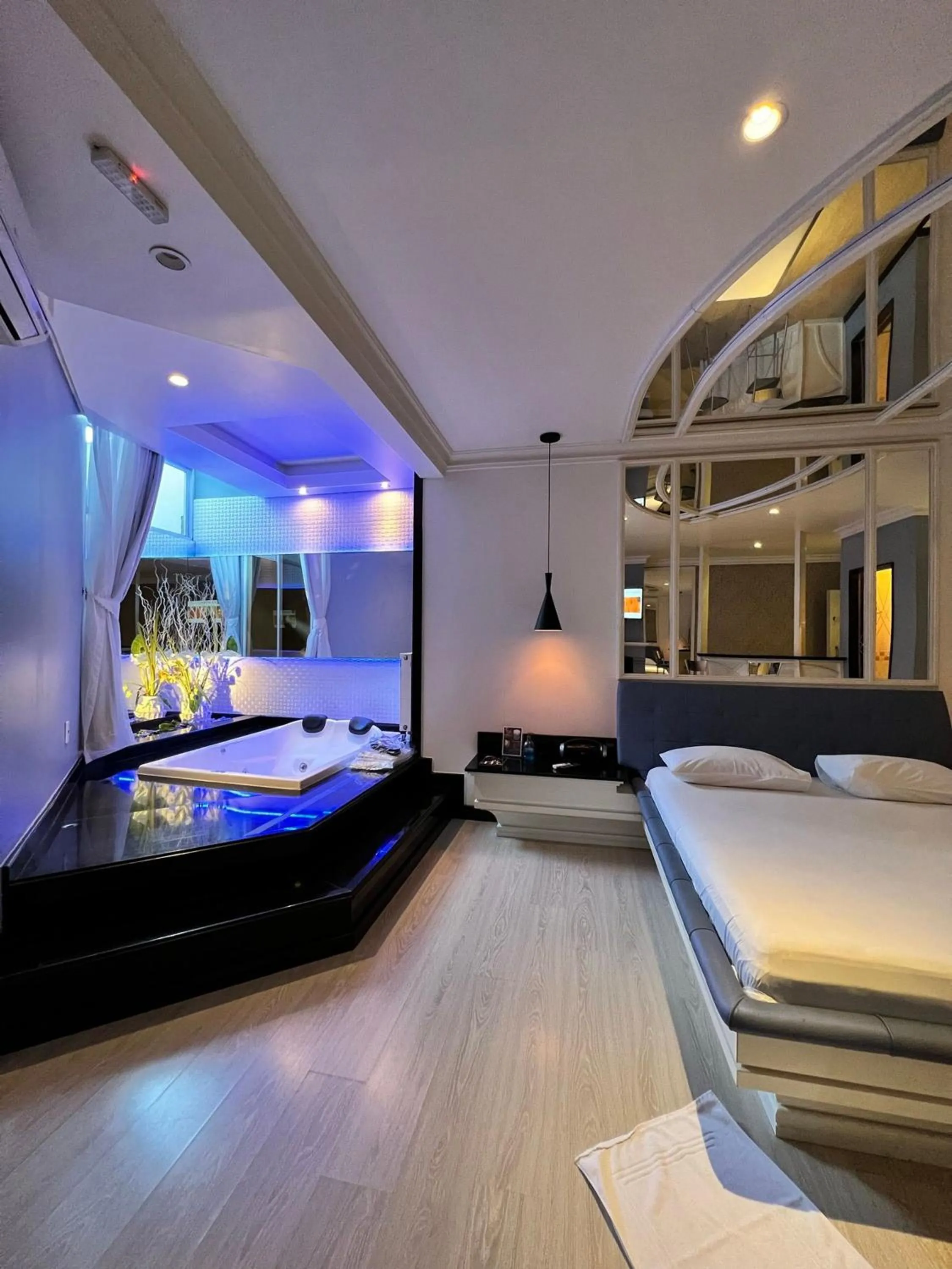 Hot Tub, Bed in Ettus