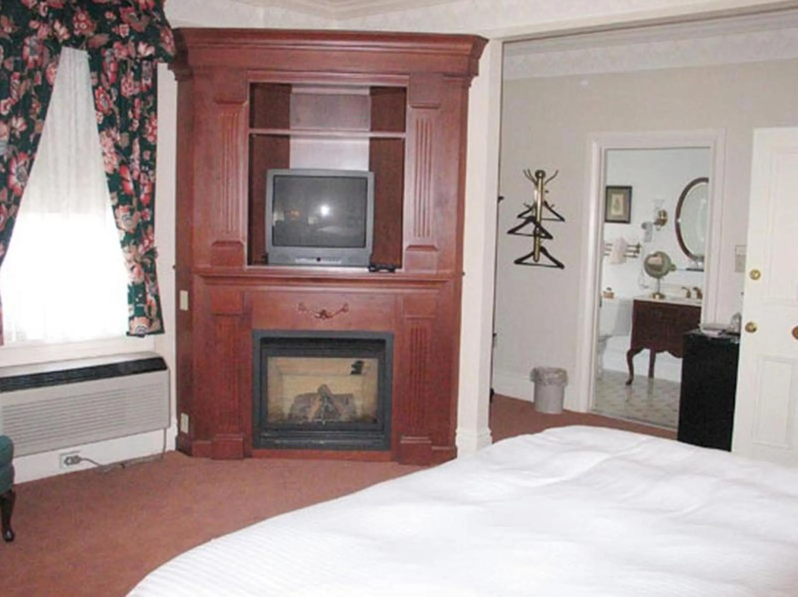 Photo of the whole room, Bed in Bird-in-Hand Village Inn & Suites