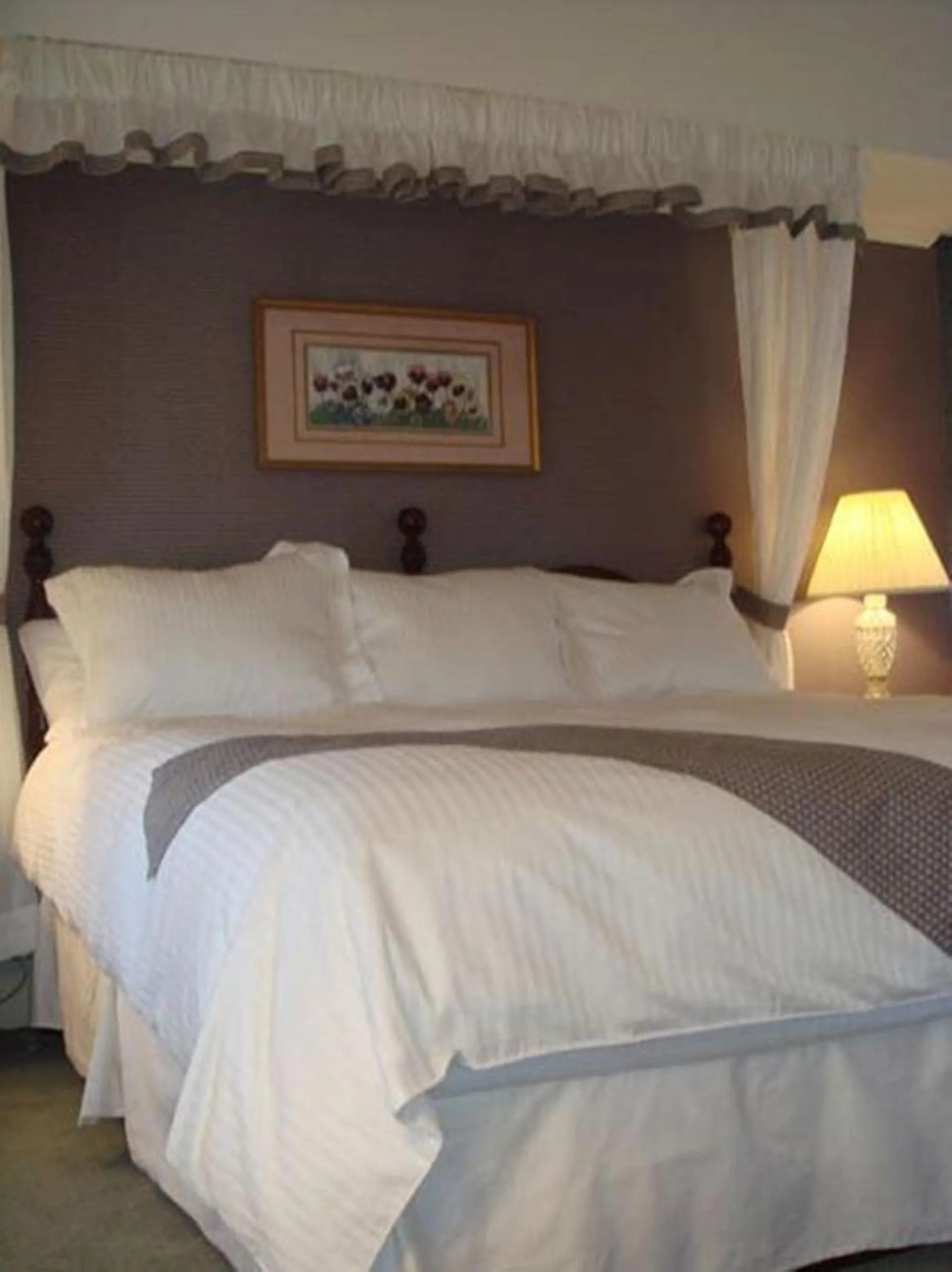 Bed in Bird-in-Hand Village Inn & Suites