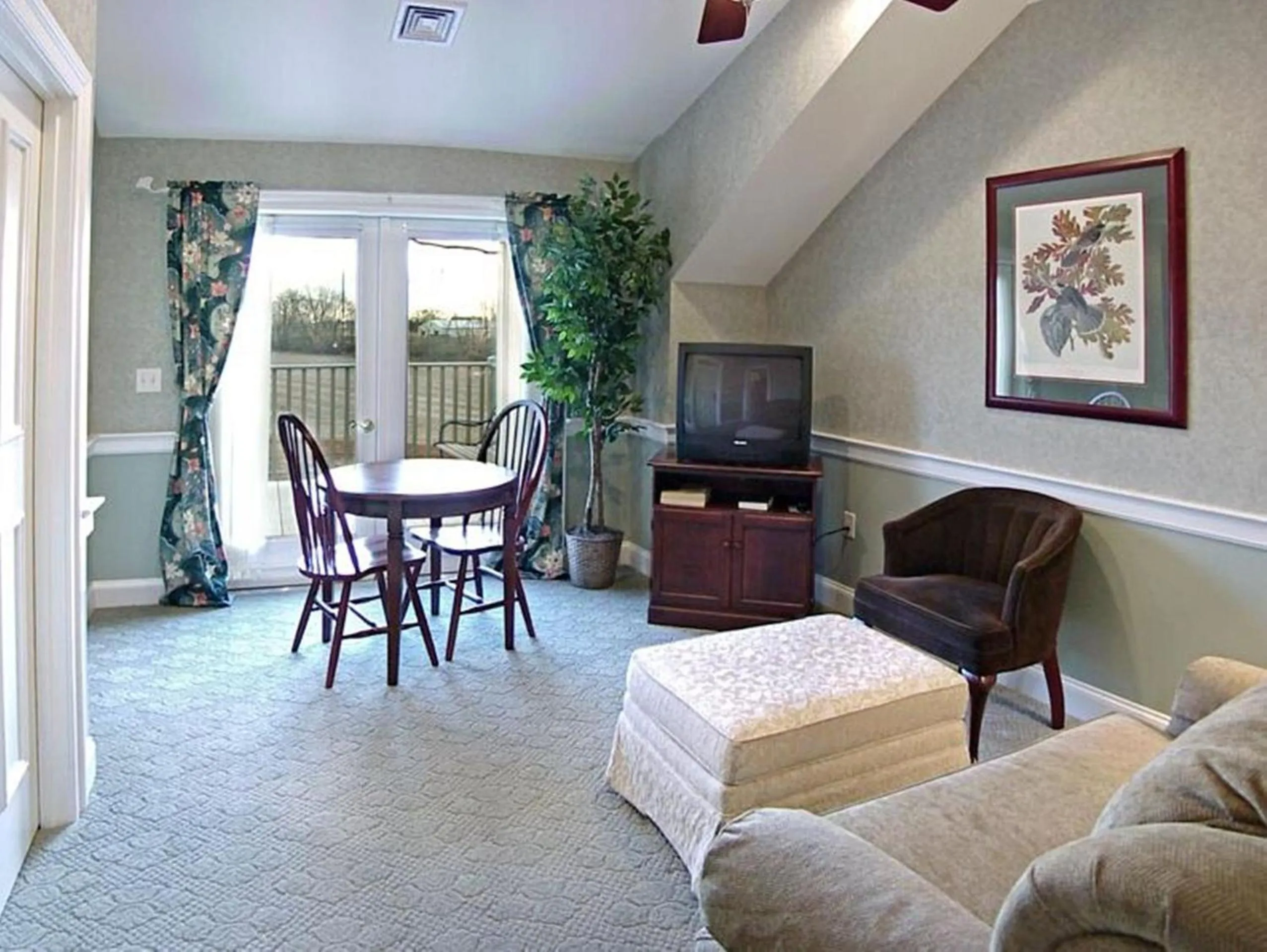 Living room in Bird-in-Hand Village Inn & Suites