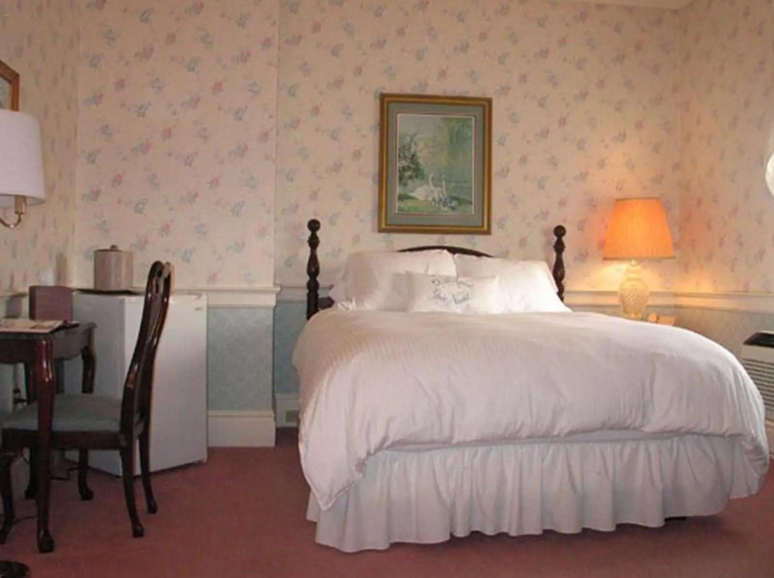 Standard Queen Room in Bird-in-Hand Village Inn & Suites Standard Queen Room in Bird-in-Hand Village Inn & Suites