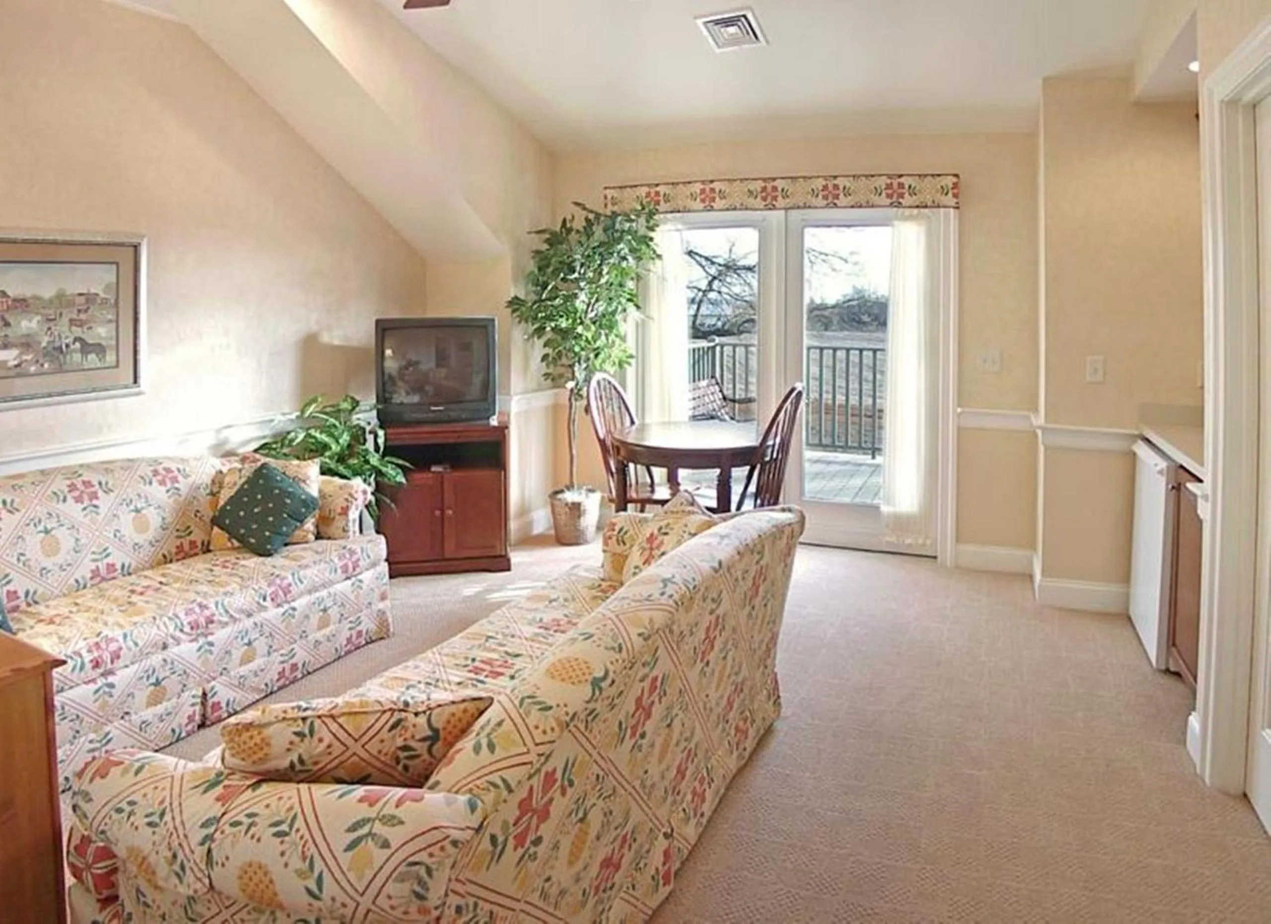 Living room in Bird-in-Hand Village Inn & Suites