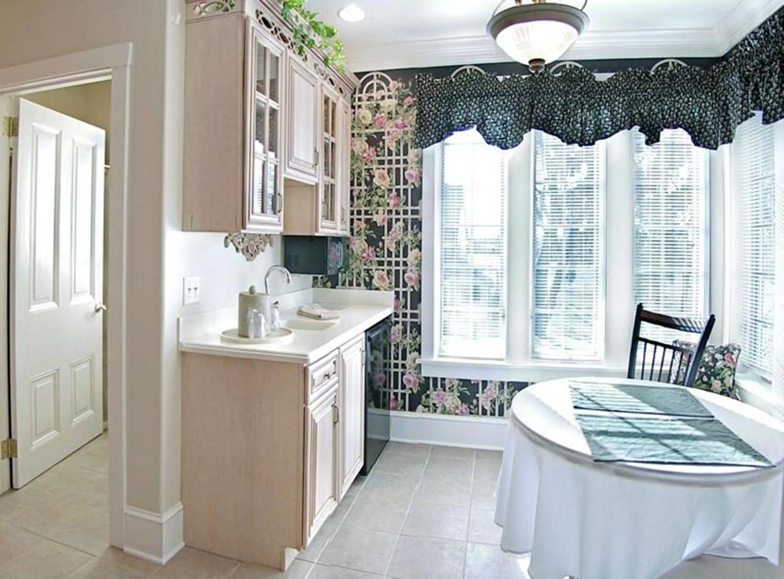 Kitchen or kitchenette in Bird-in-Hand Village Inn & Suites