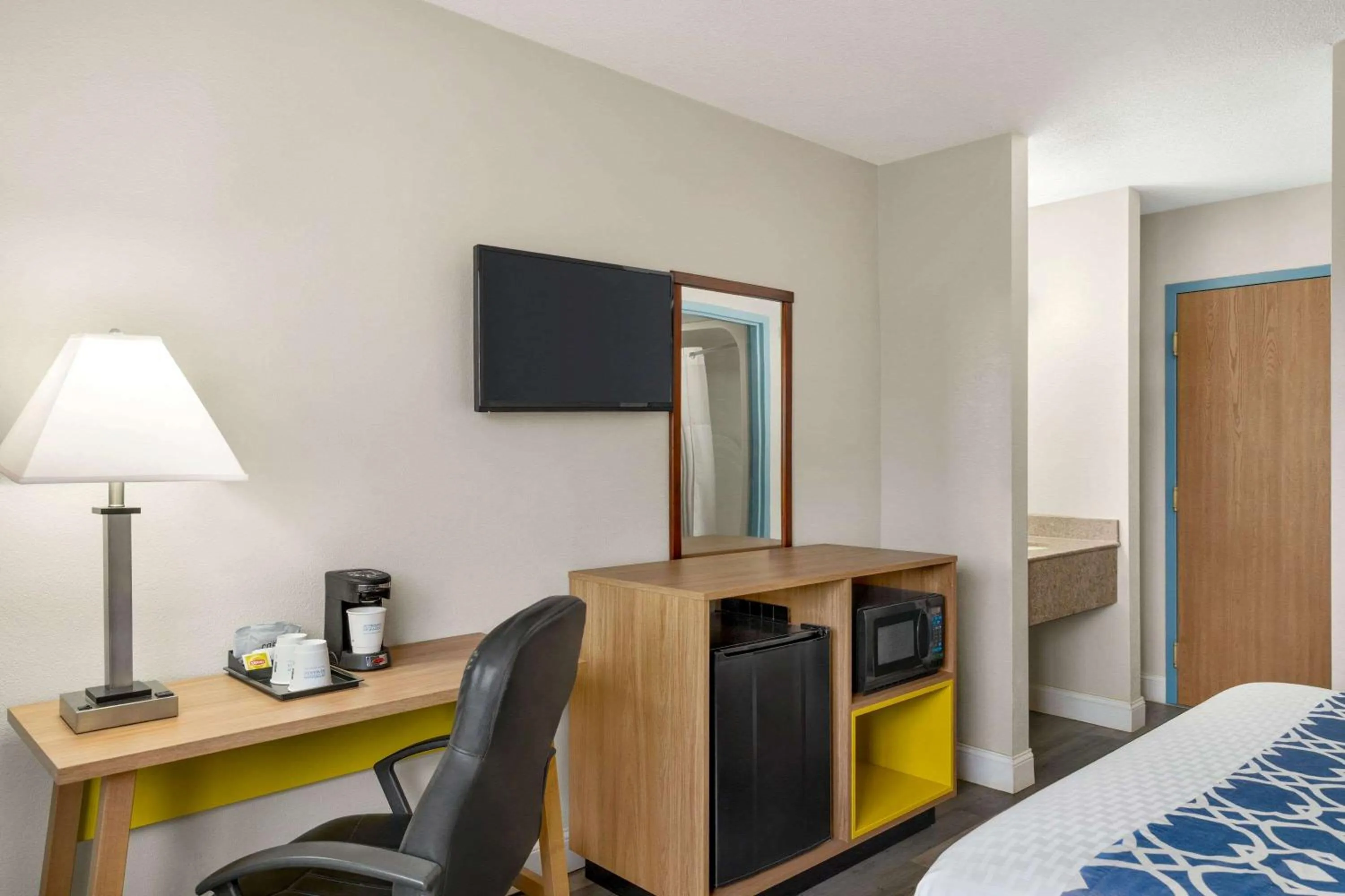 Photo of the whole room, Bed in Days Inn by Wyndham Canastota Verona