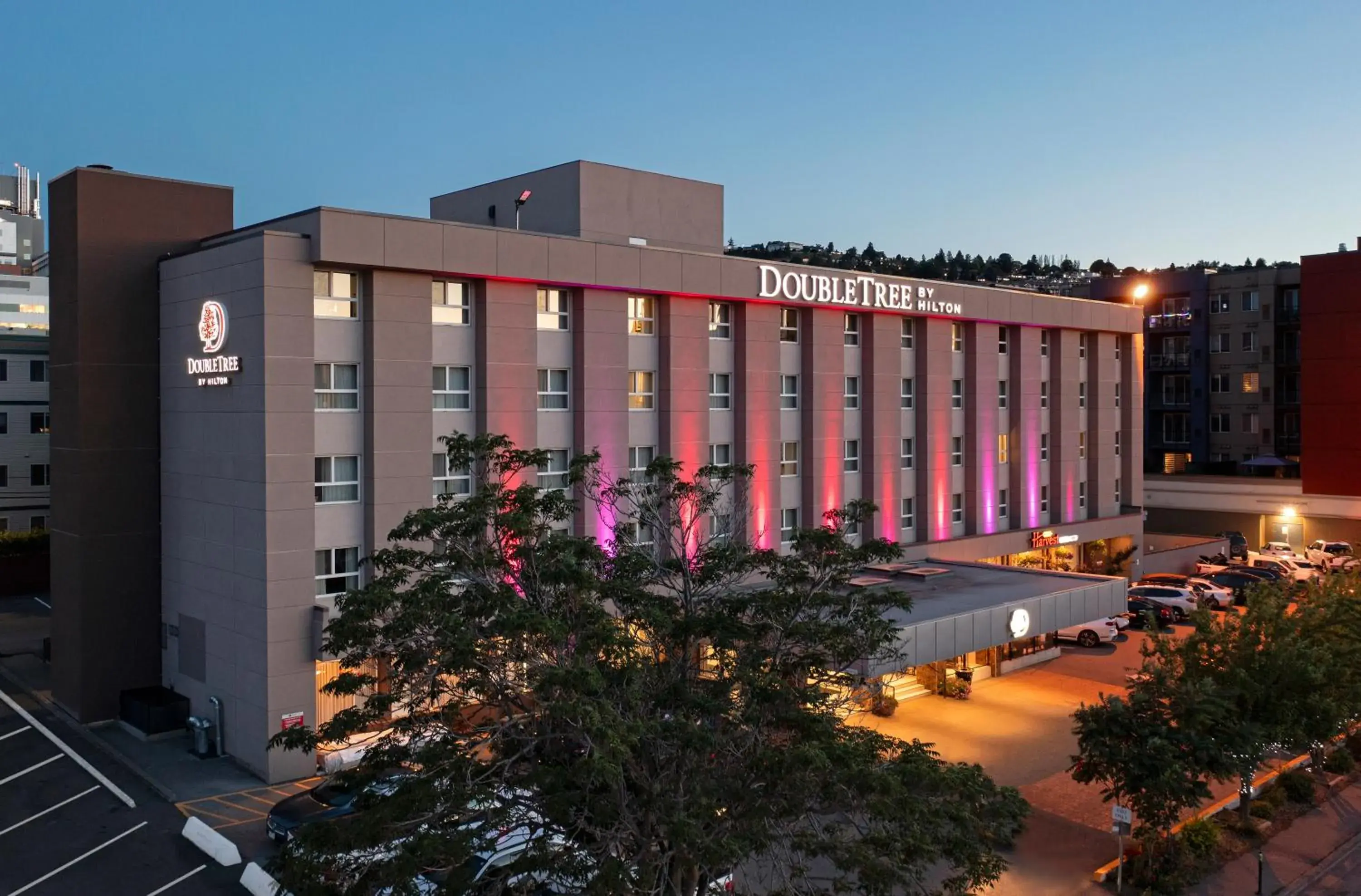 Property building in DoubleTree by Hilton - Kamloops Property building in DoubleTree by Hilton - Kamloops