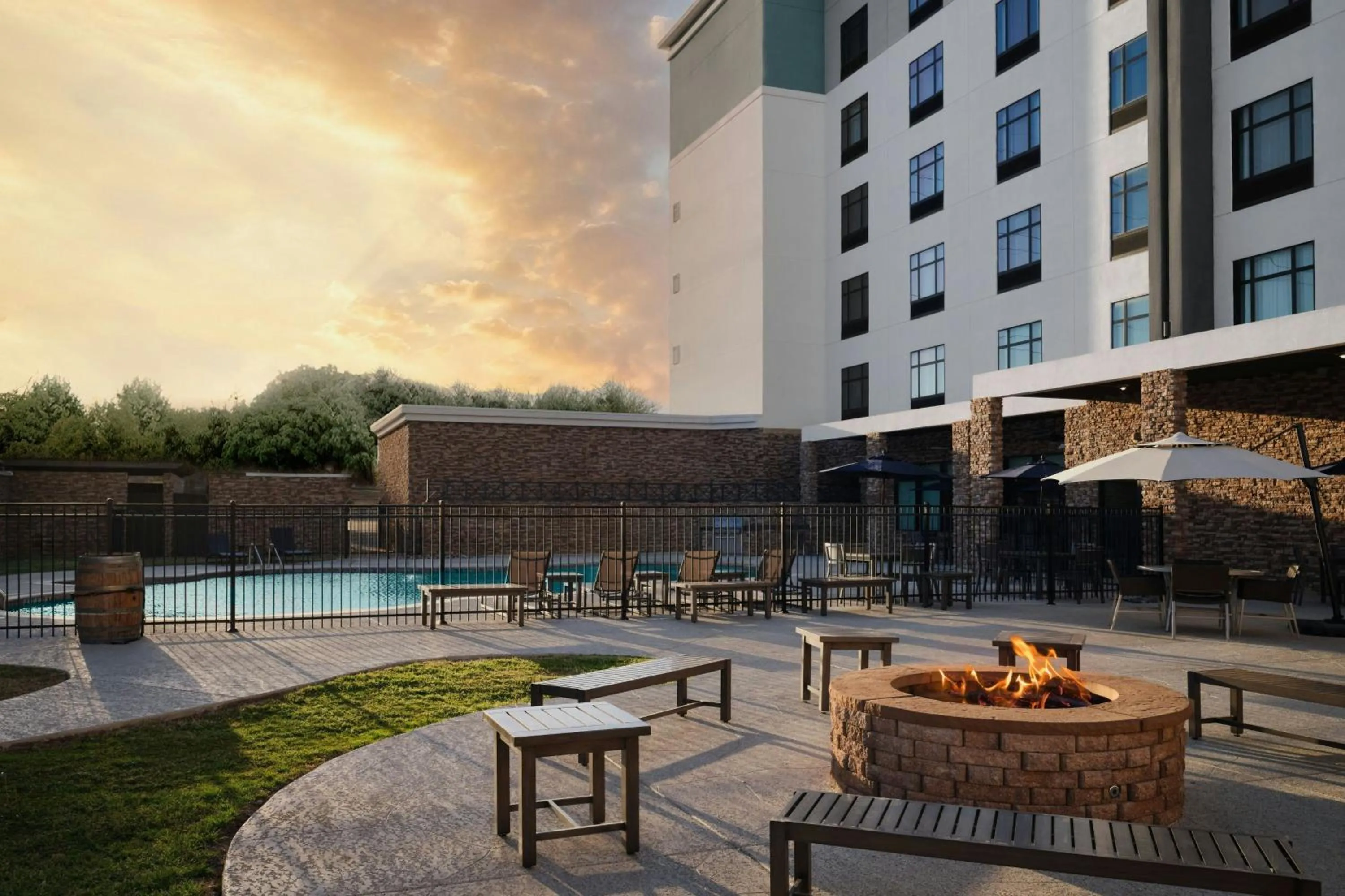 Swimming pool in TownePlace Suites by Marriott Dallas DFW Airport North/Grapevine