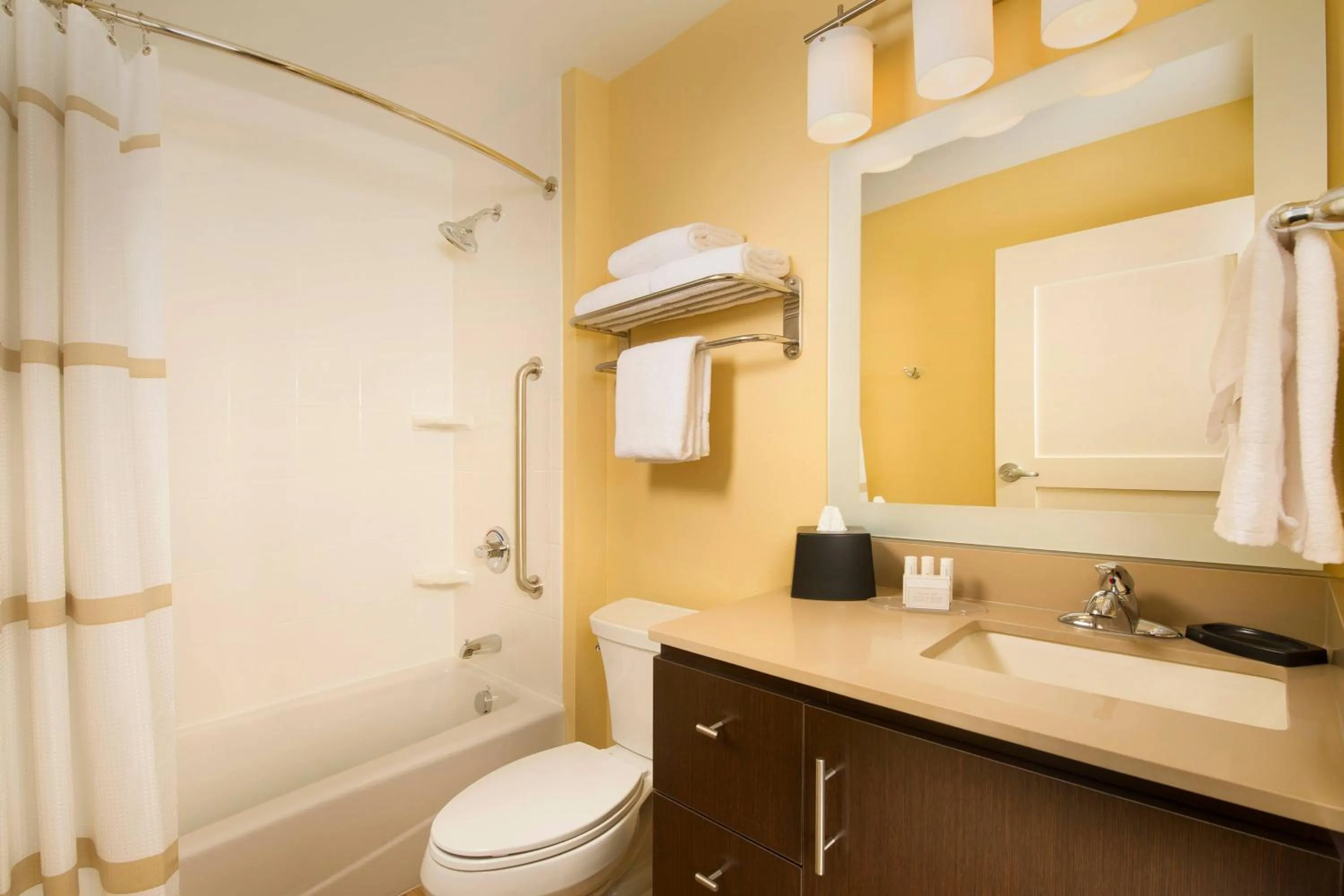 Bathroom in TownePlace Suites by Marriott Dallas DFW Airport North/Grapevine