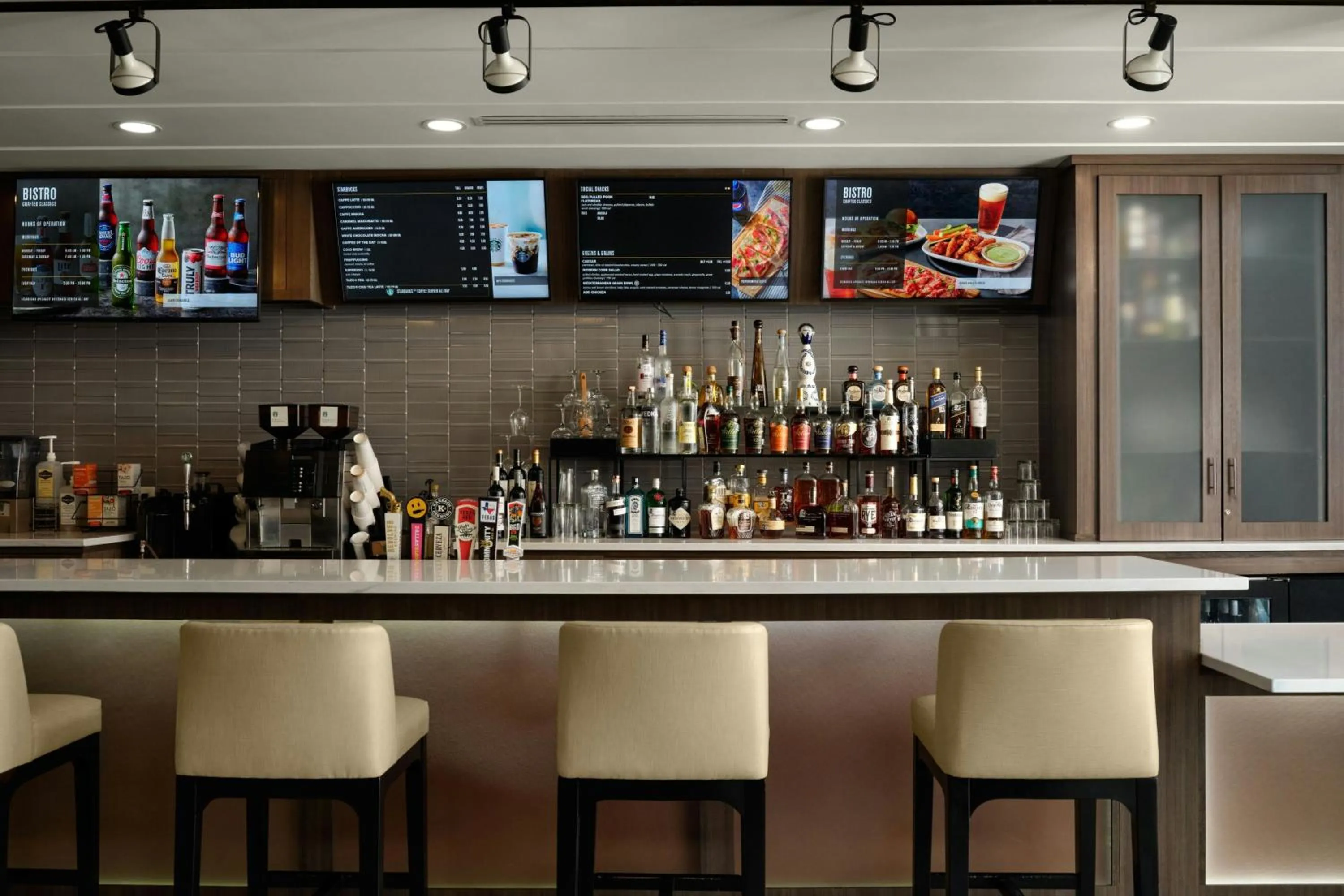Lounge or bar in TownePlace Suites by Marriott Dallas DFW Airport North/Grapevine
