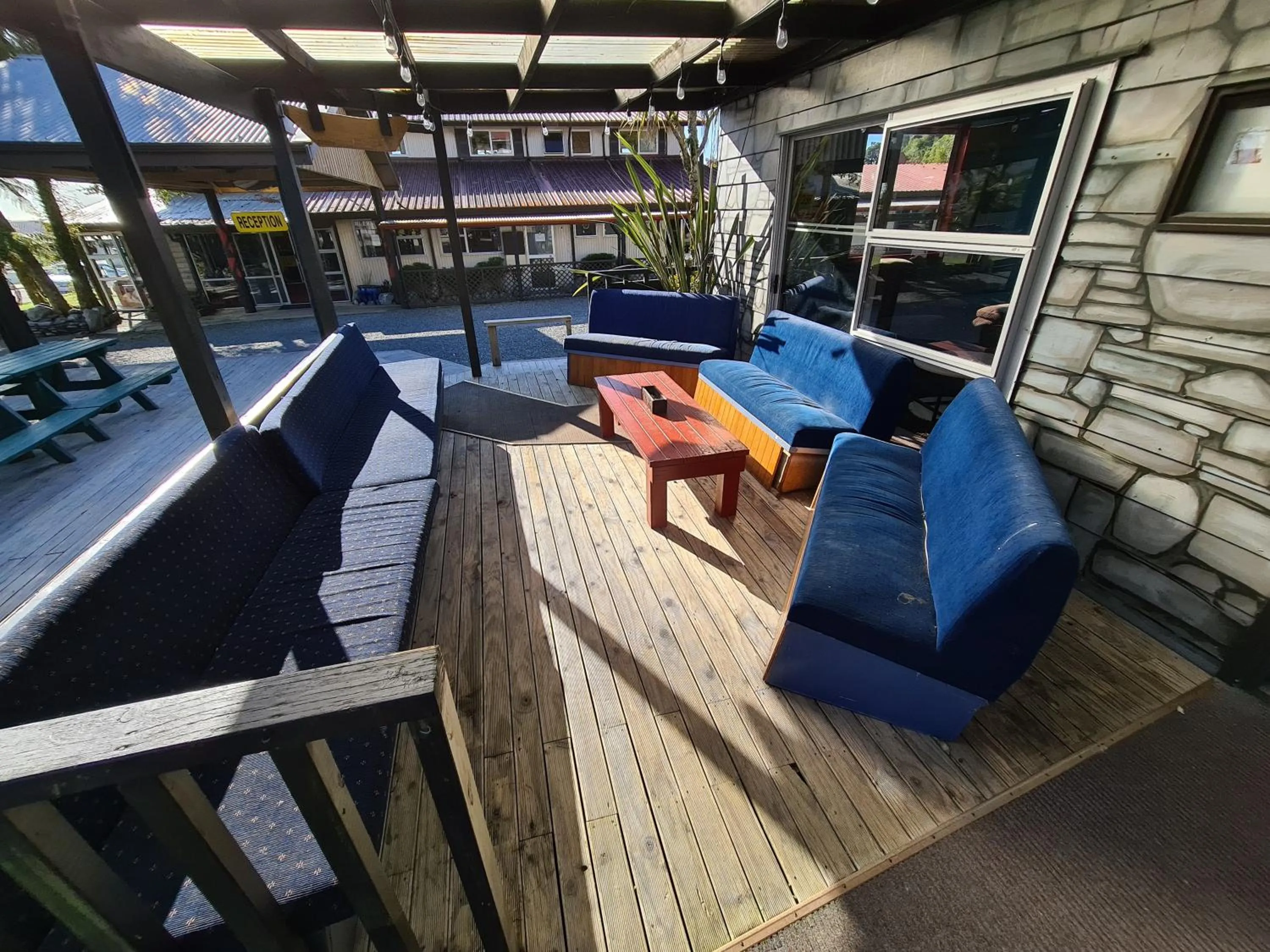 Patio in Chateau Backpackers & Motels