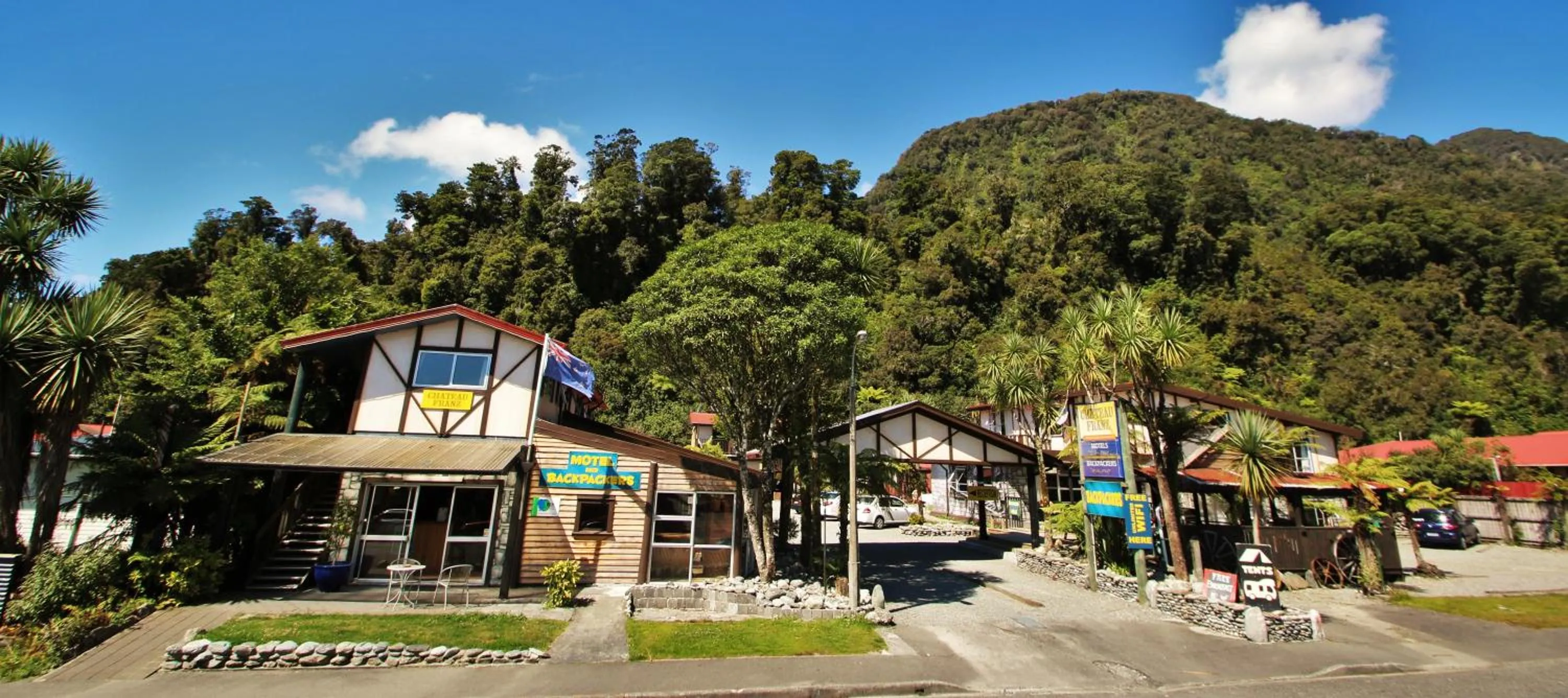 Property building in Chateau Backpackers & Motels