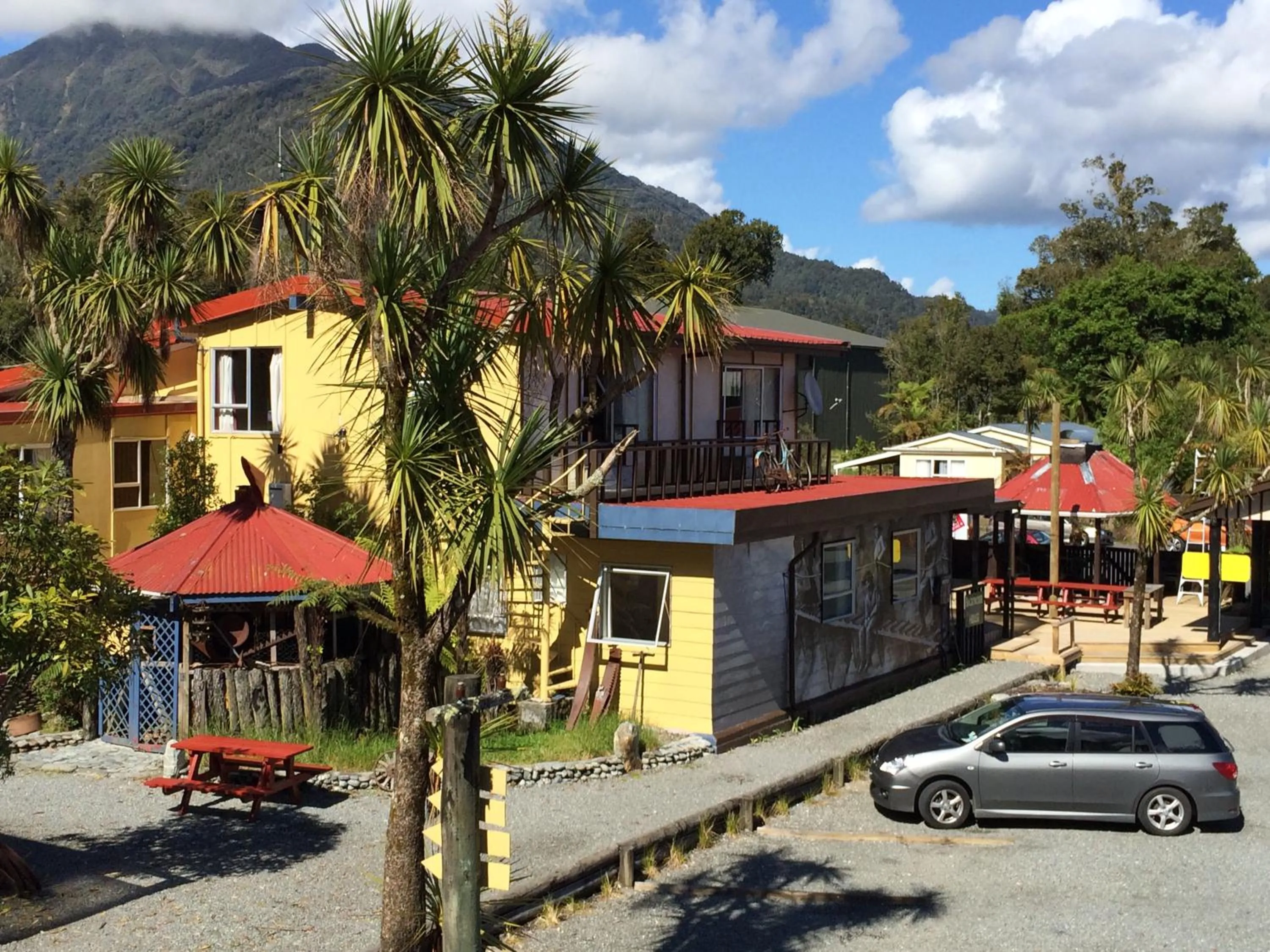 Property building in Chateau Backpackers & Motels