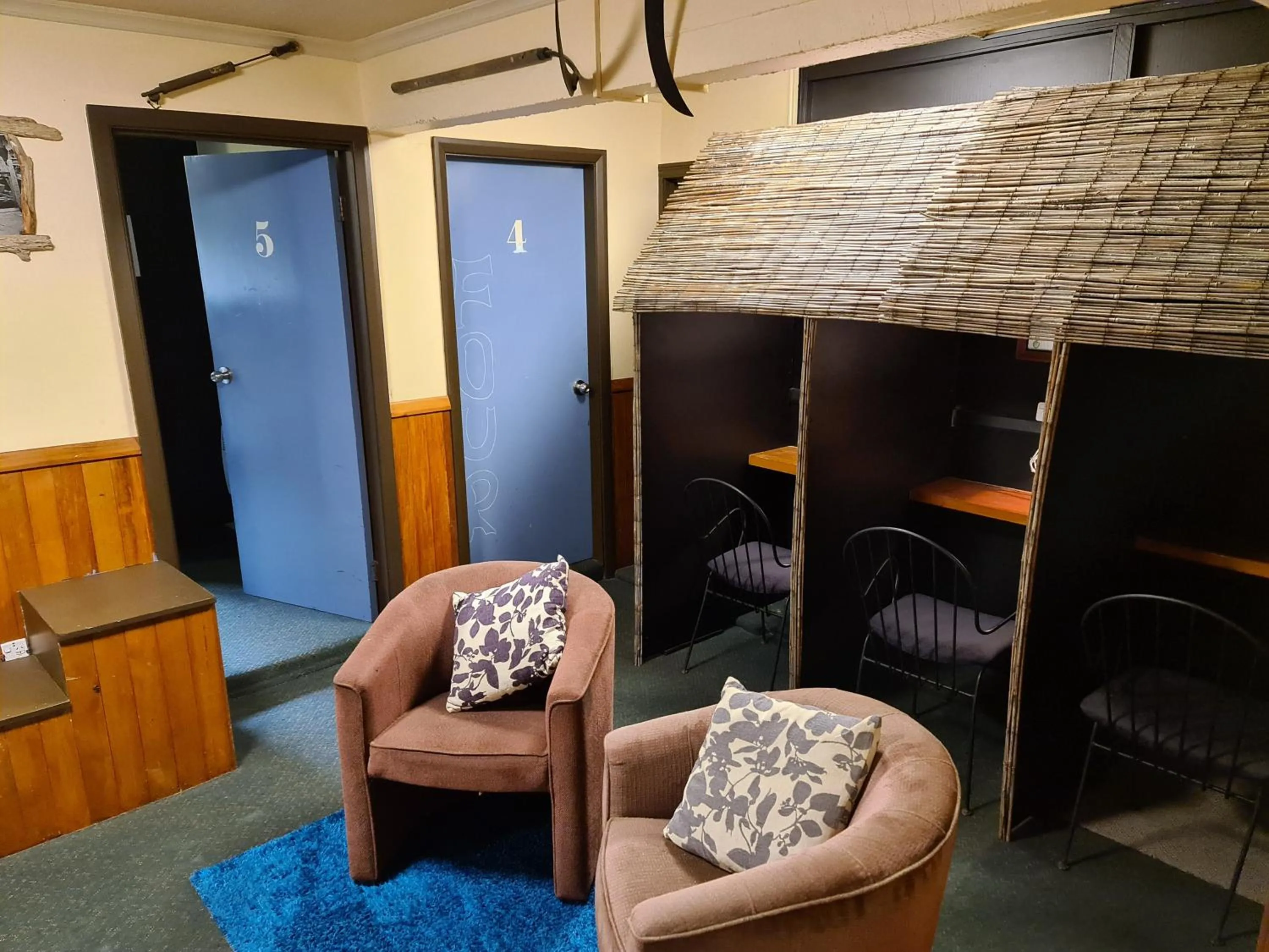 Communal lounge/ TV room in Chateau Backpackers & Motels