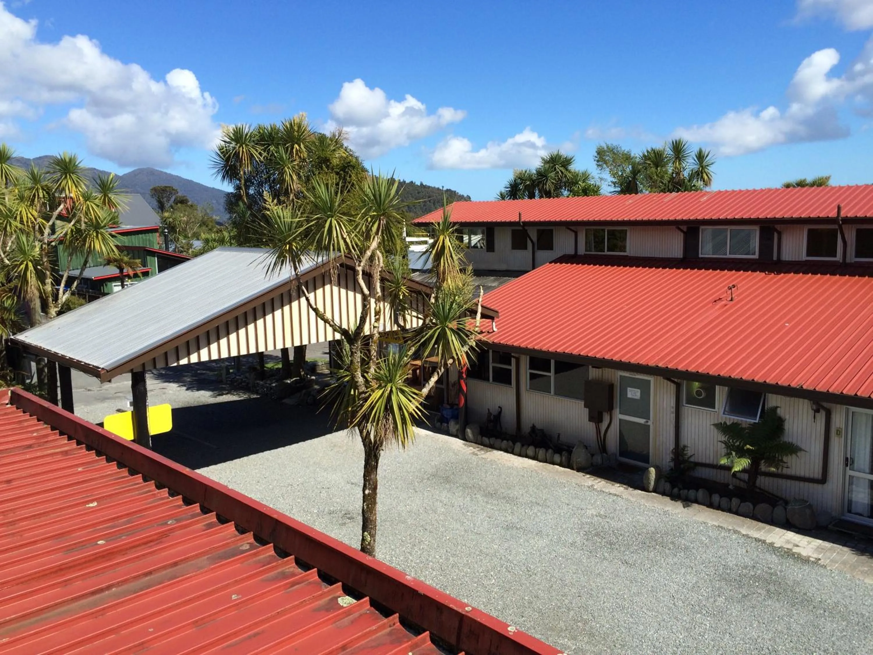 Property building in Chateau Backpackers & Motels