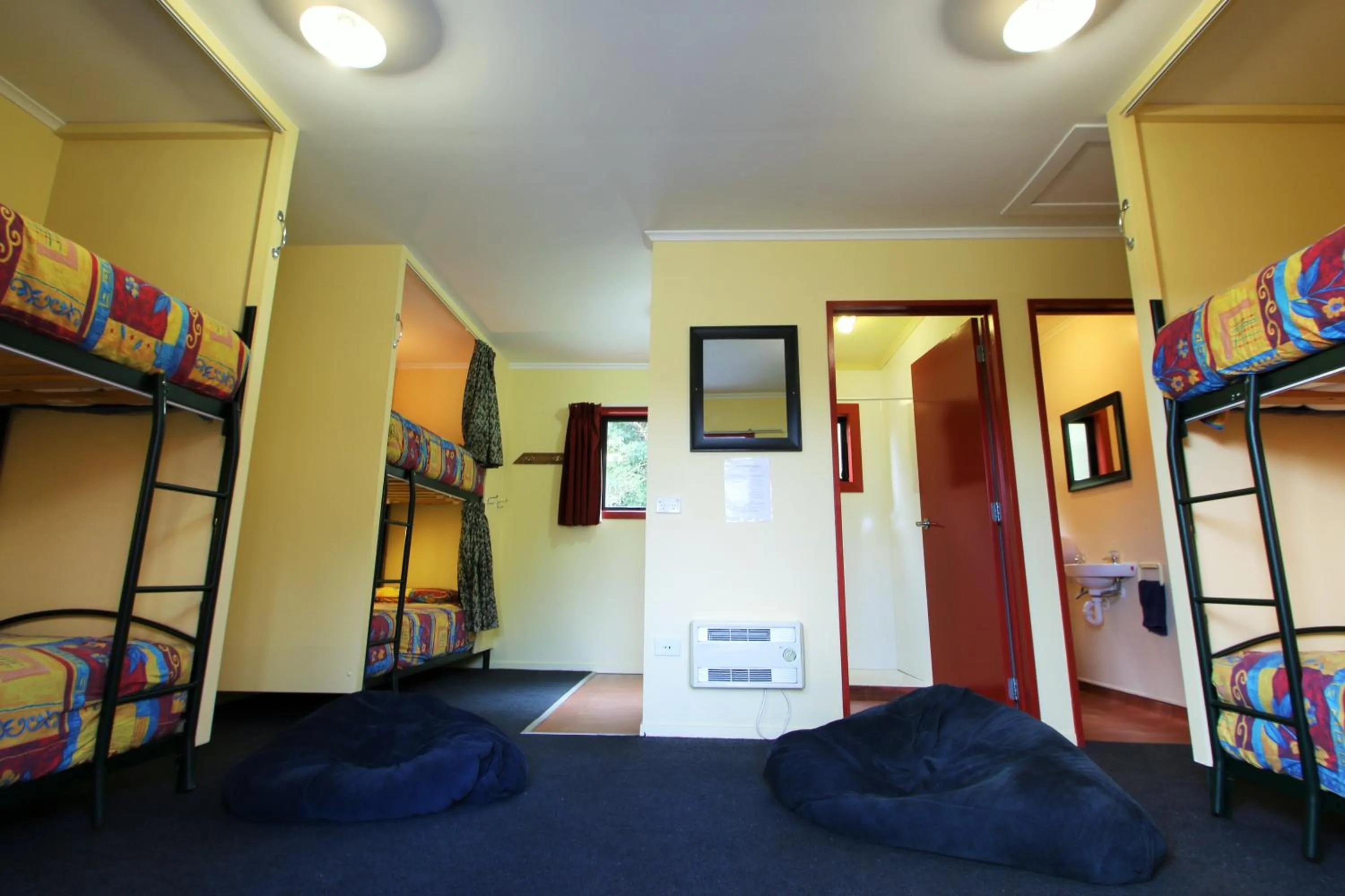 bunk bed, Bed in Chateau Backpackers & Motels