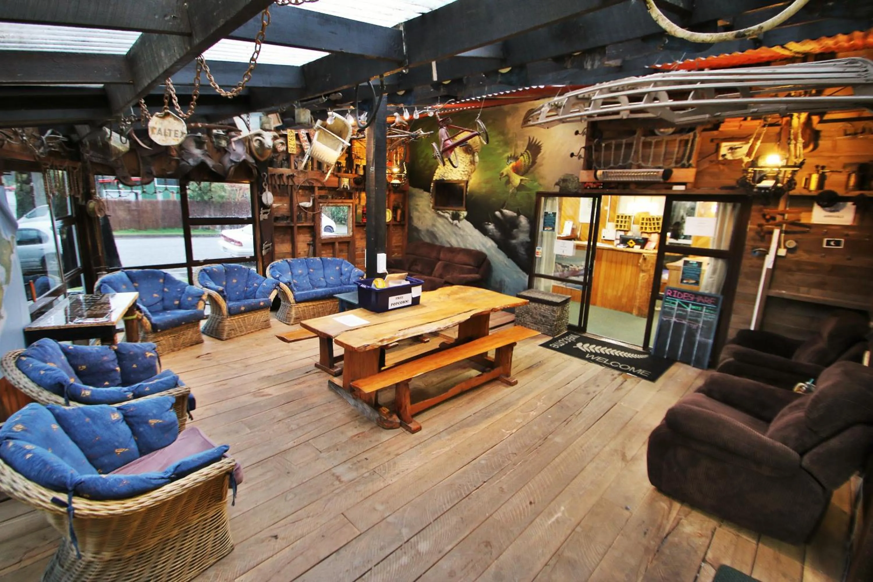 Lobby or reception in Chateau Backpackers & Motels