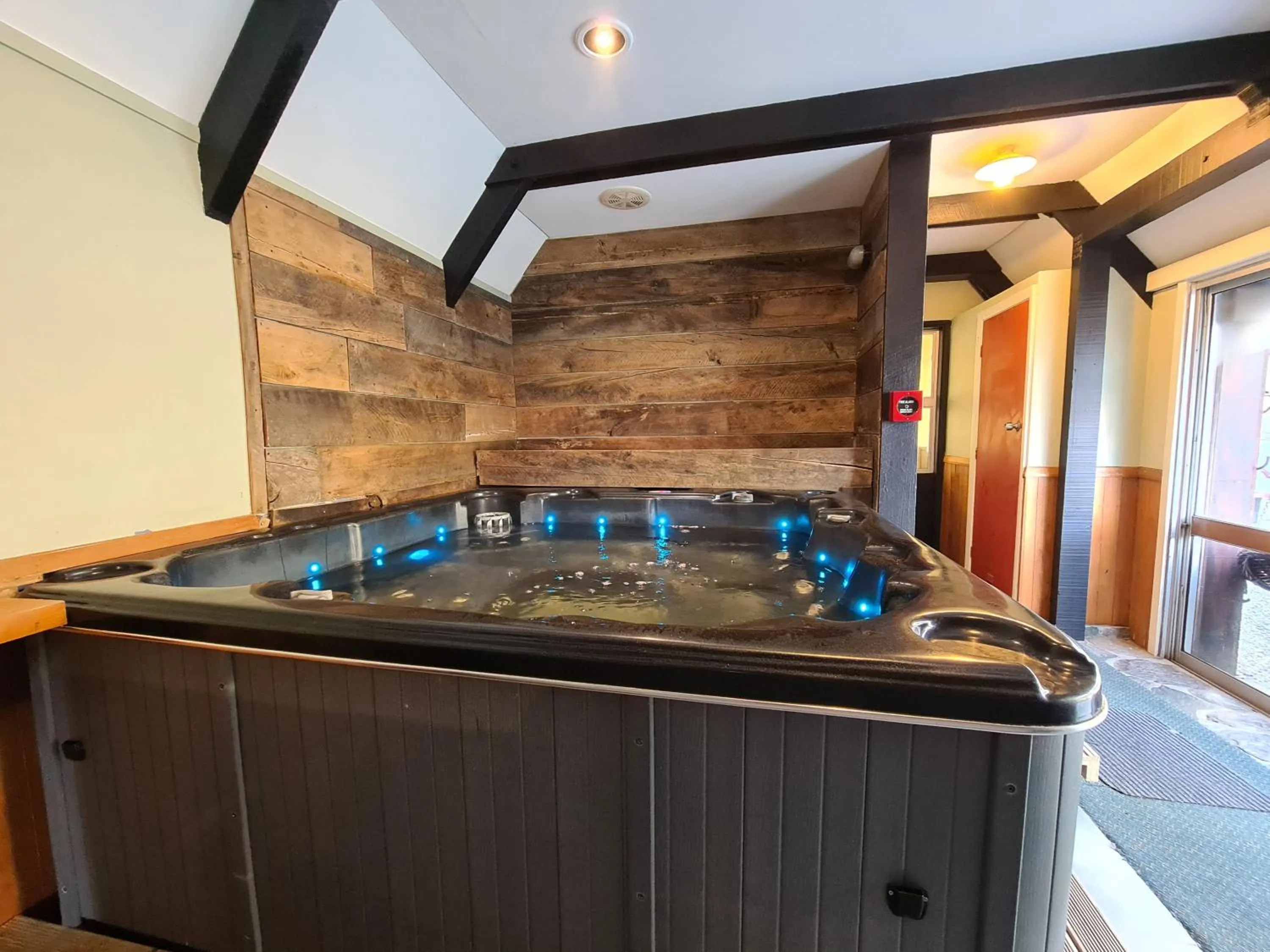 Hot Tub in Chateau Backpackers & Motels