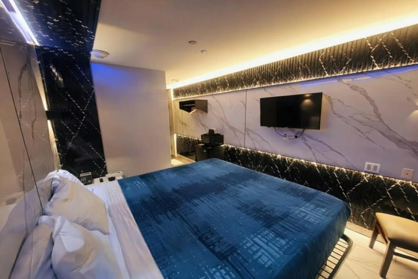 Bed in Umbrella Hotel Brooklyn - Newly Renovated