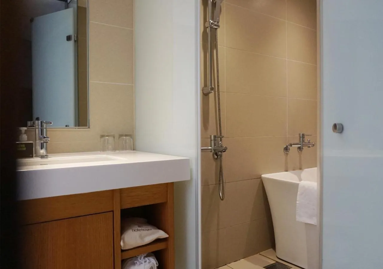 Shower in Royal Inn Taipei Linsen - Huashan 1914 Creative Park