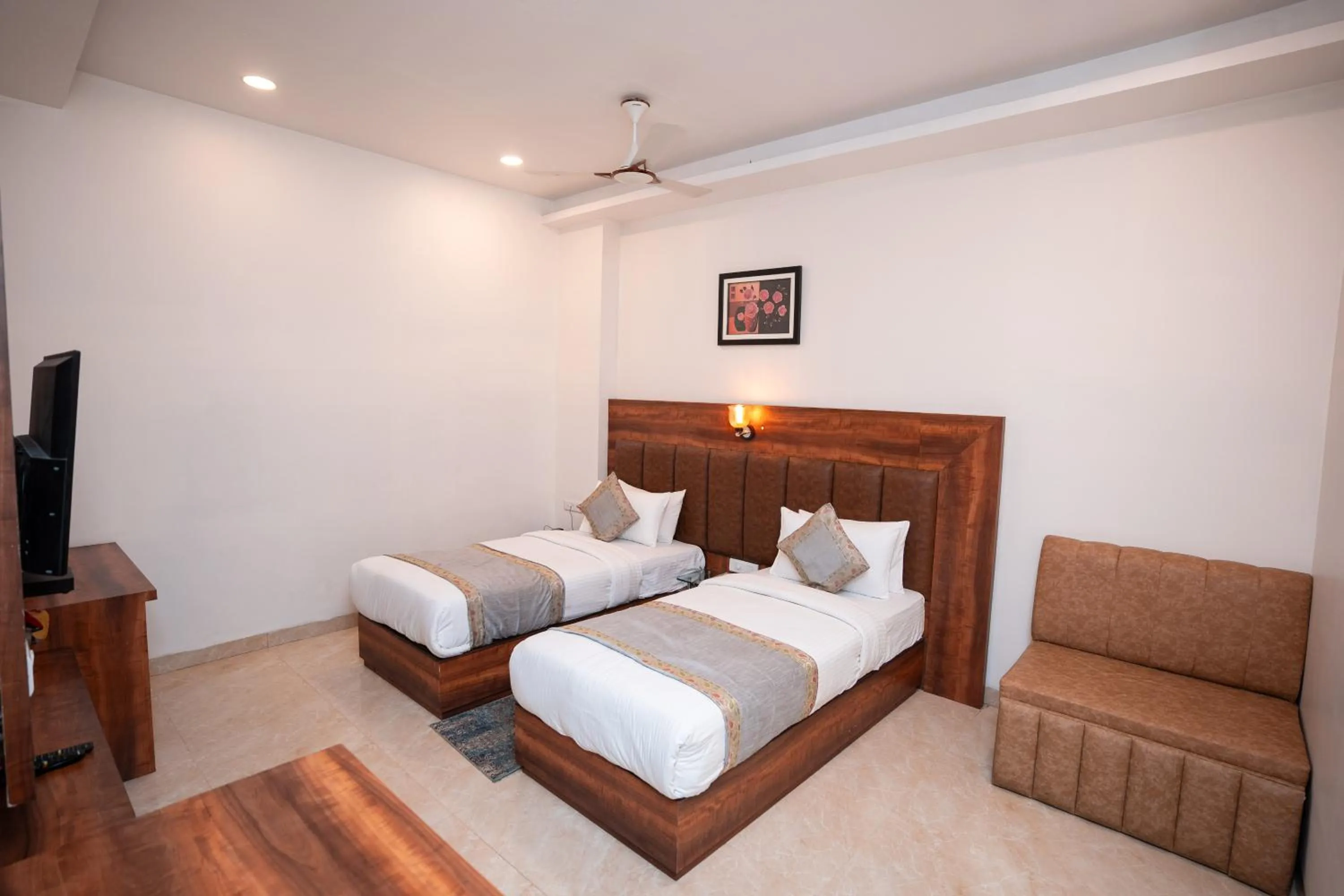 Bedroom, Bed in Hotel Radiance Courtyard