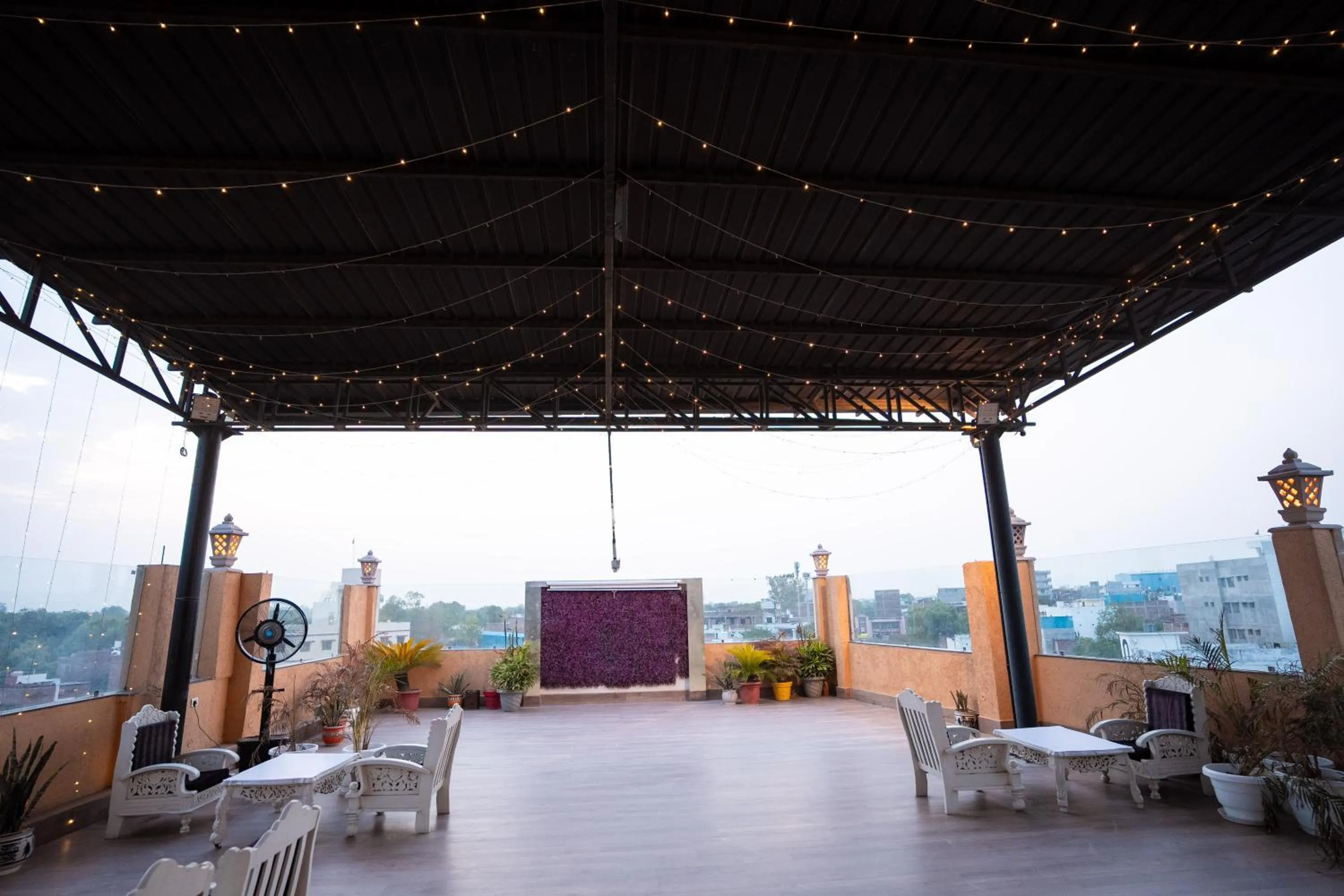 Restaurant/places to eat in Hotel Radiance Courtyard