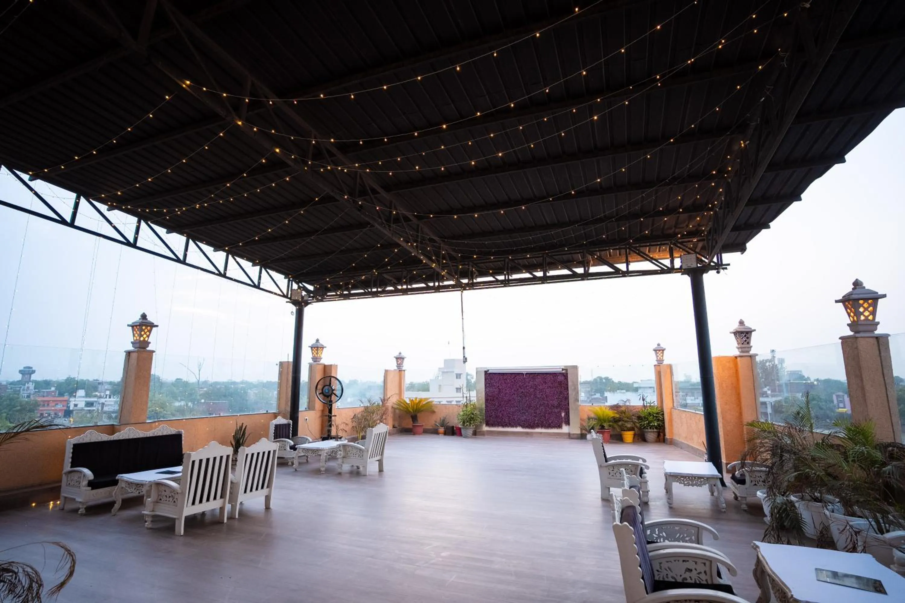 Restaurant/places to eat in Hotel Radiance Courtyard