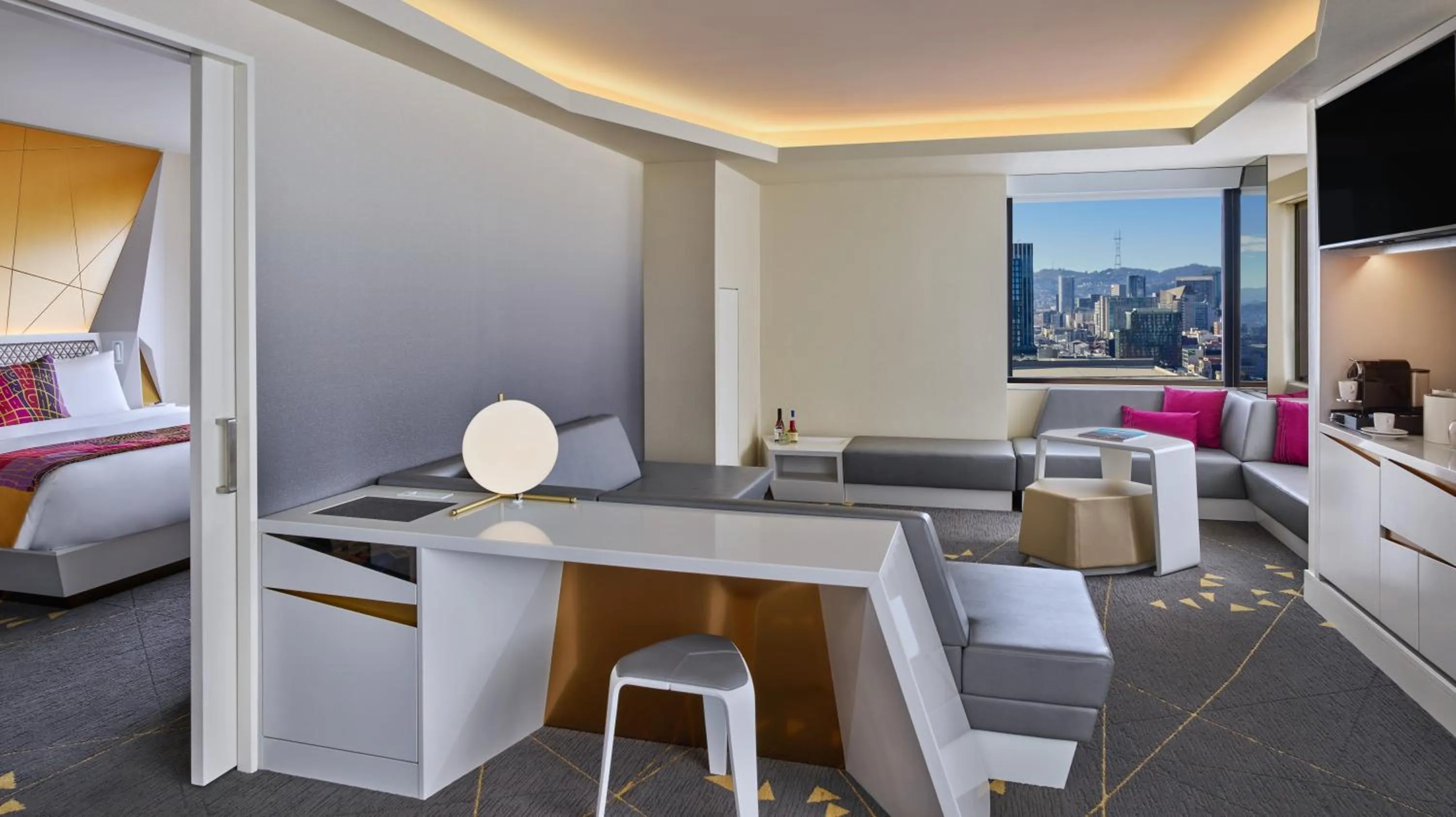 Communal lounge/ TV room, Bed in W San Francisco