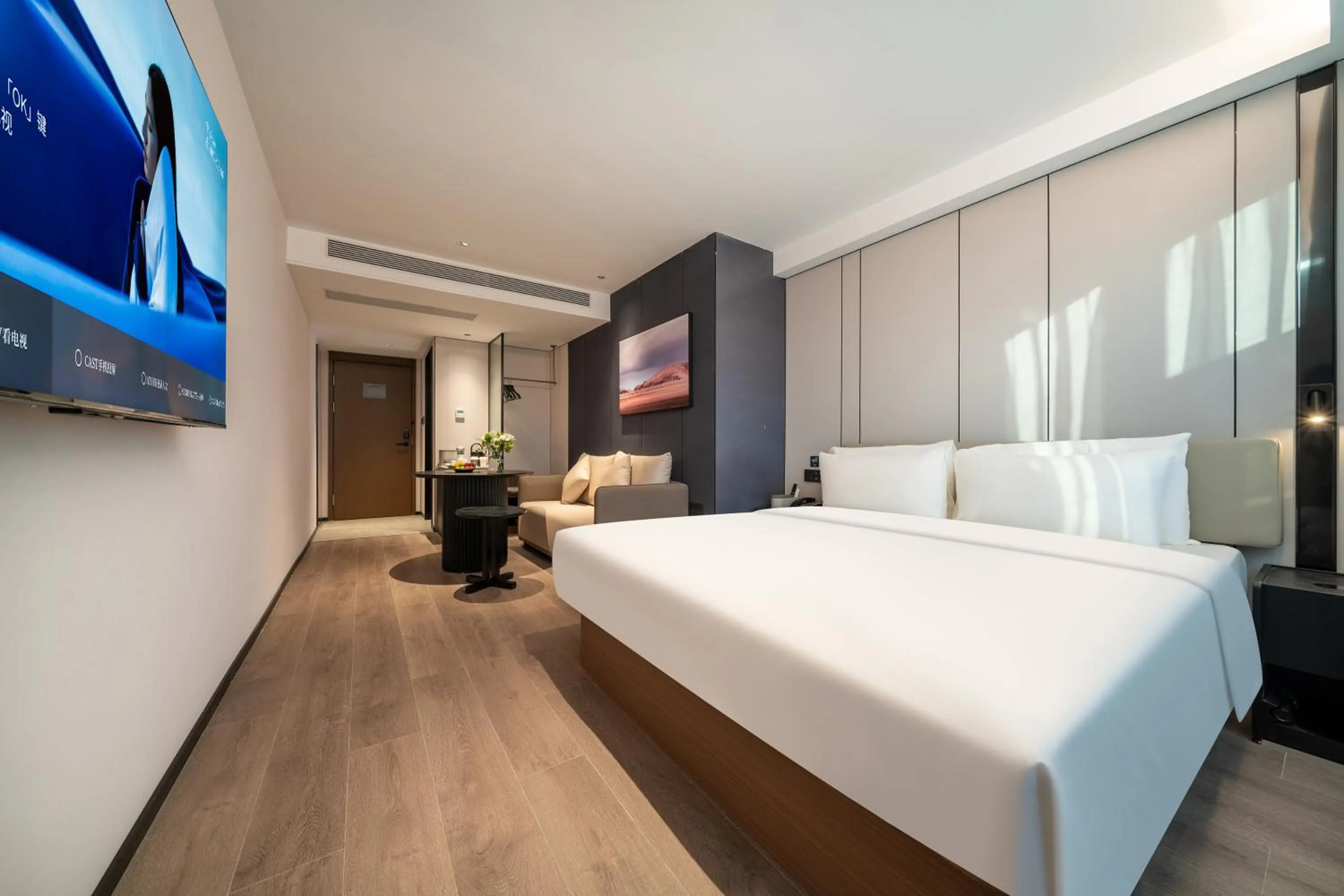 Communal lounge/ TV room, Bed in Atour Hotel Chengdu Wuhou Temple