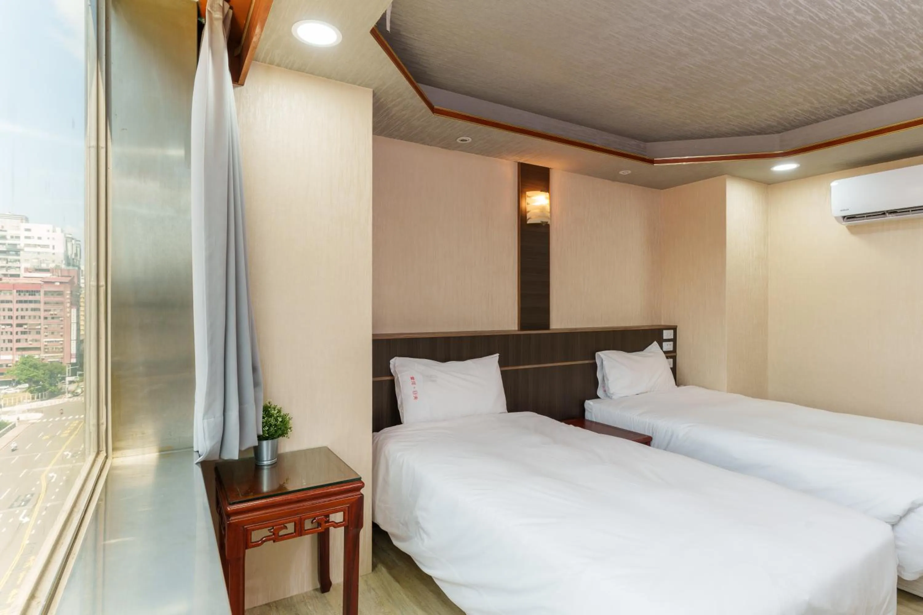 Bedroom, Bed in Love River Inn 愛河日央