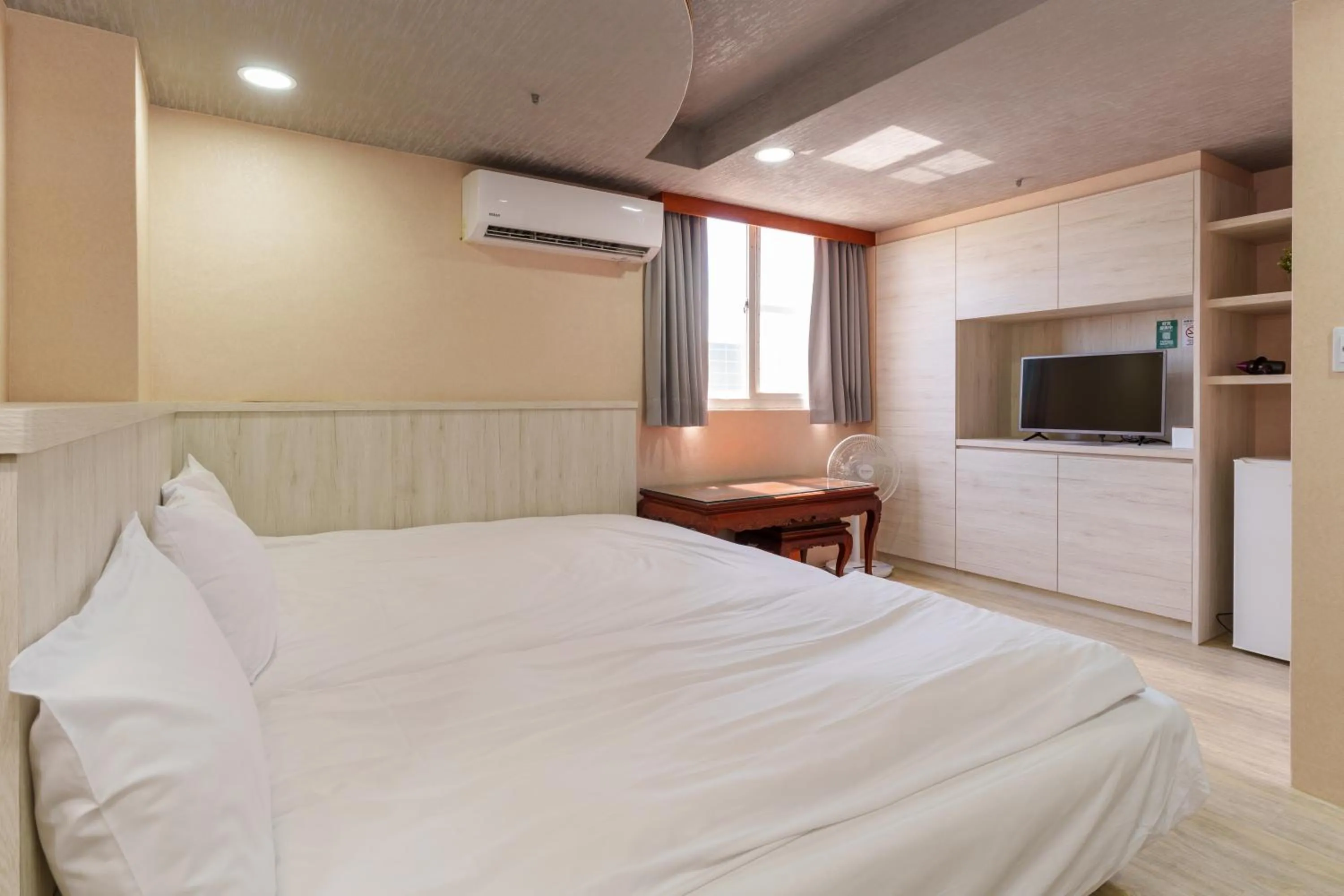 Bedroom, Bed in Love River Inn 愛河日央