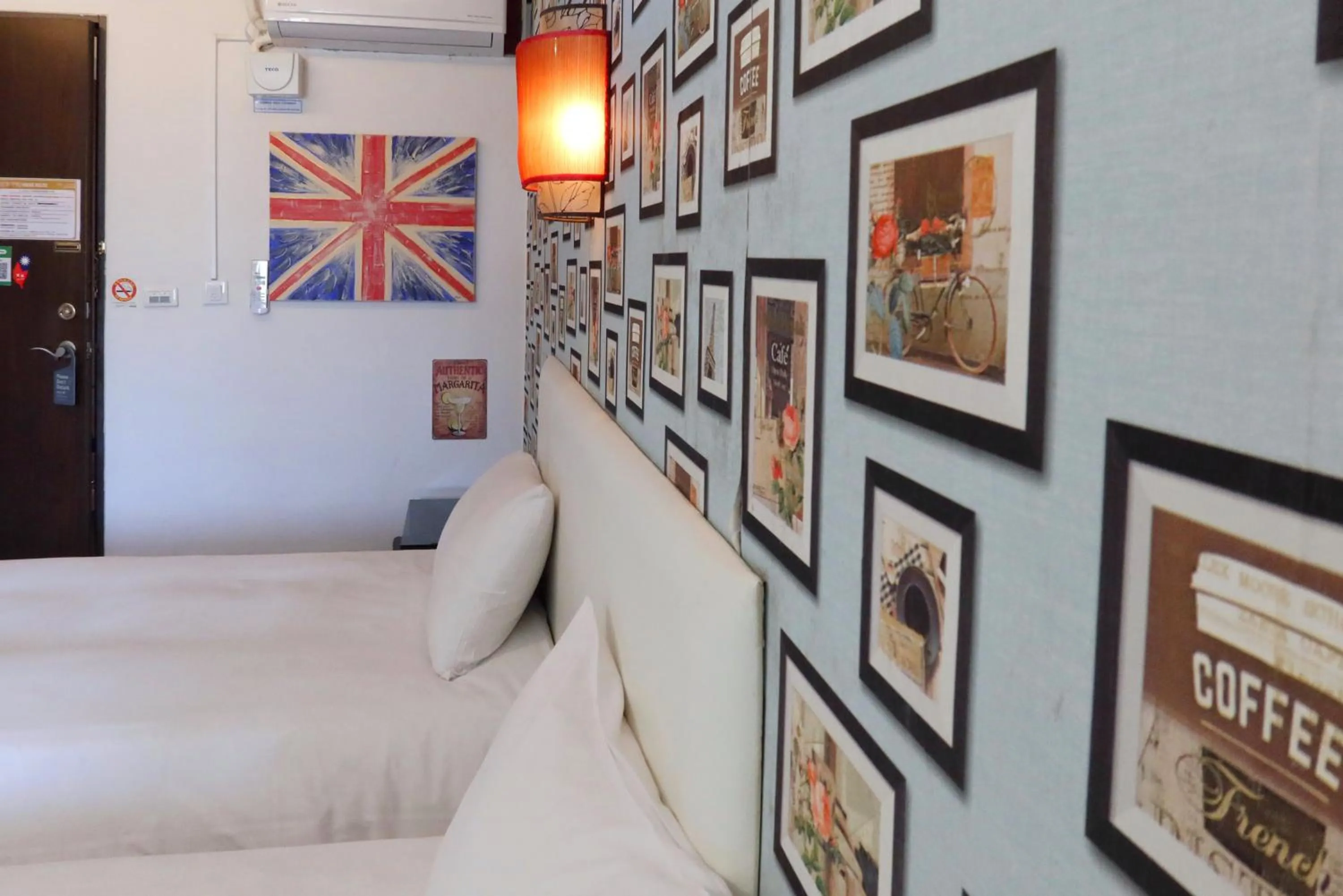 Photo of the whole room, Bed in Love River Inn 愛河日央