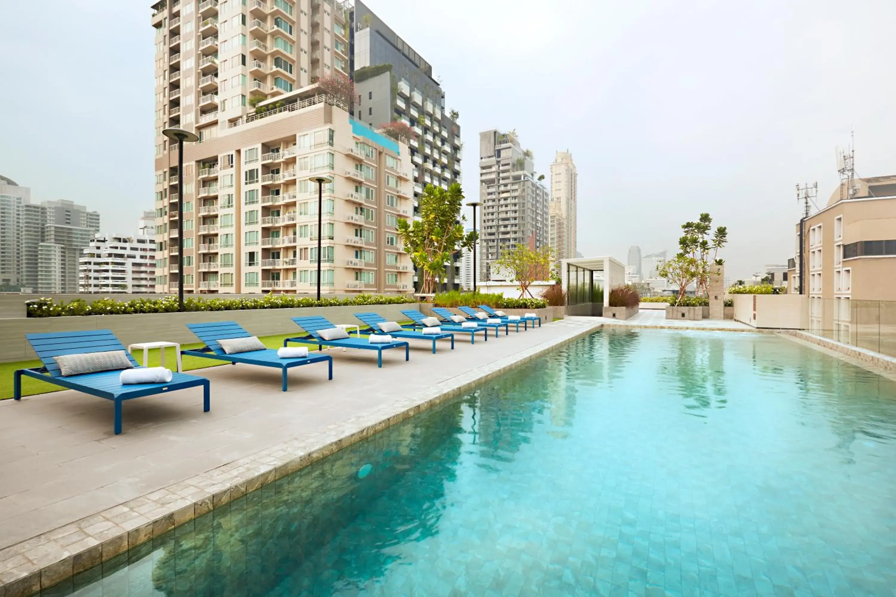 Swimming pool in The Quarter Phromphong by UHG Swimming pool in The Quarter Phromphong by UHG