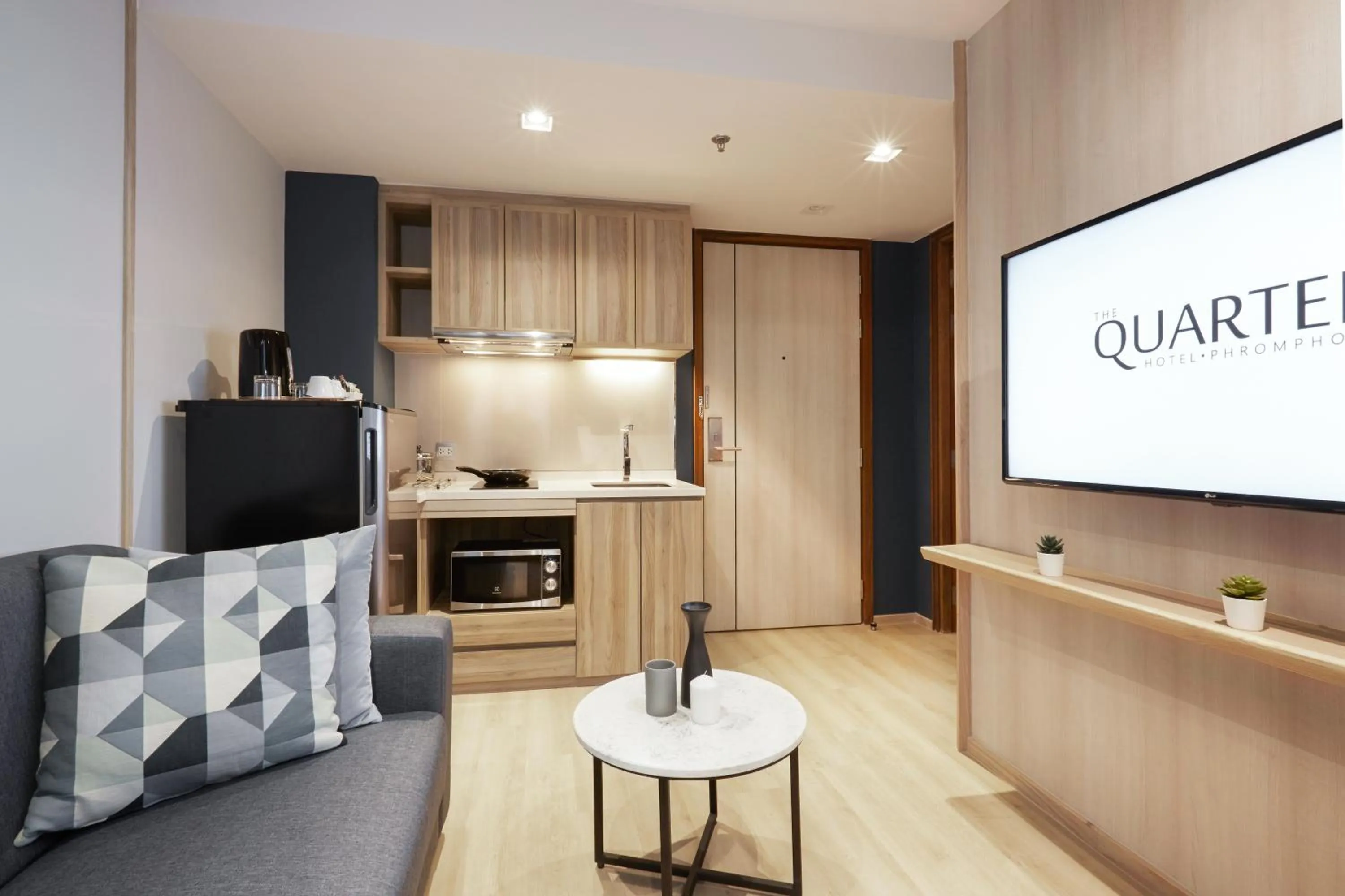 Living room in The Quarter Phromphong by UHG