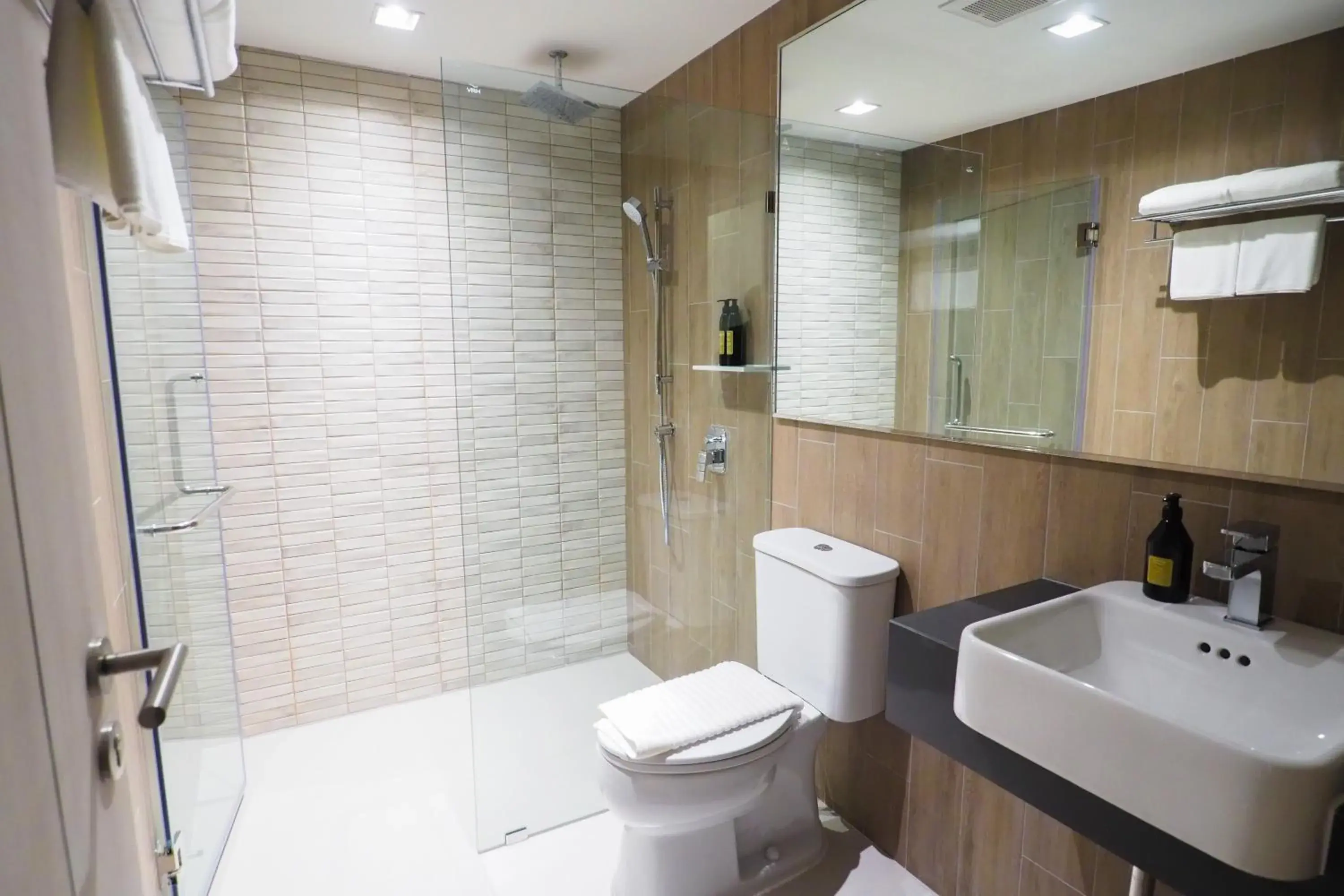 Bathroom in The Quarter Phromphong by UHG Bathroom in The Quarter Phromphong by UHG