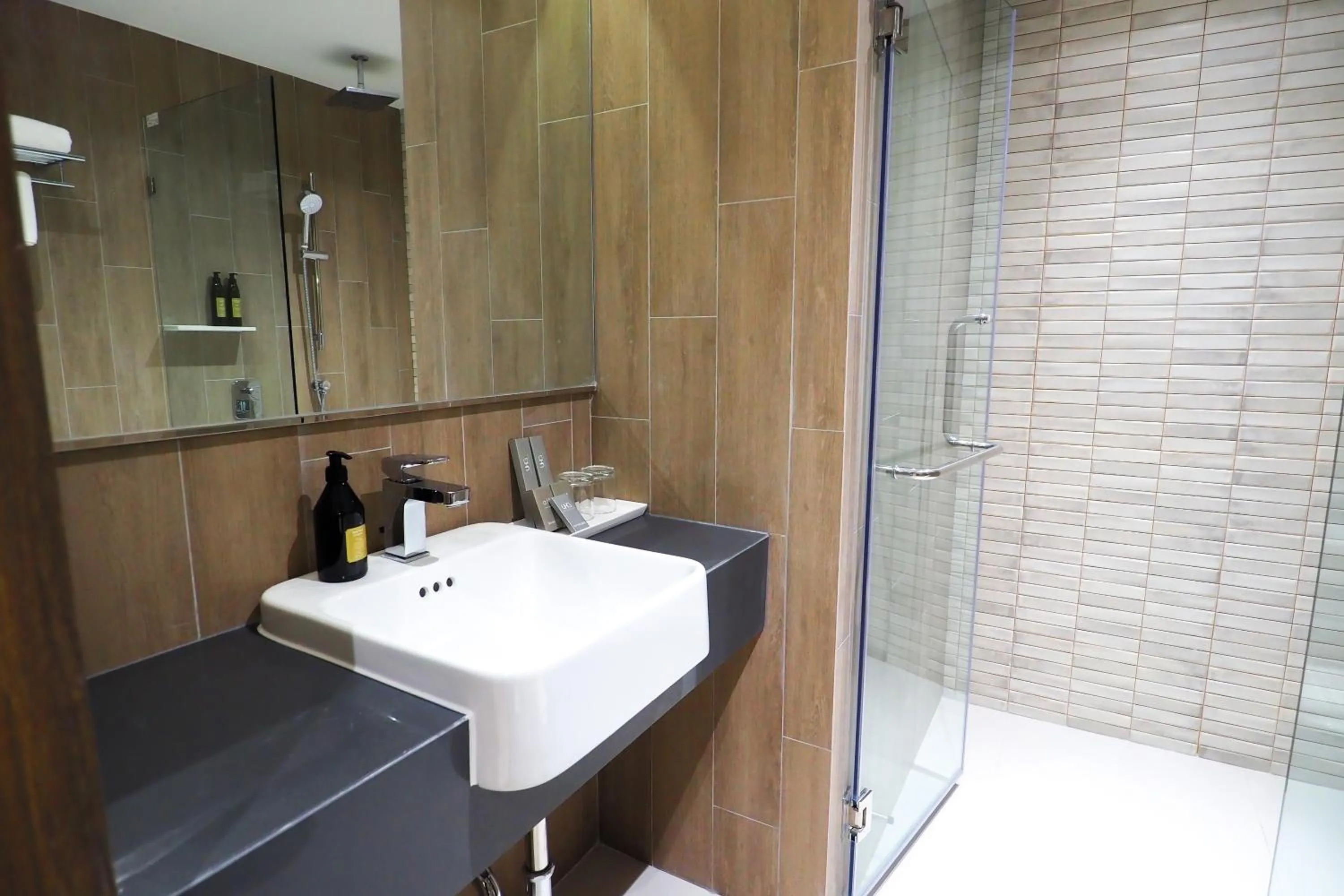 Shower in The Quarter Phromphong by UHG