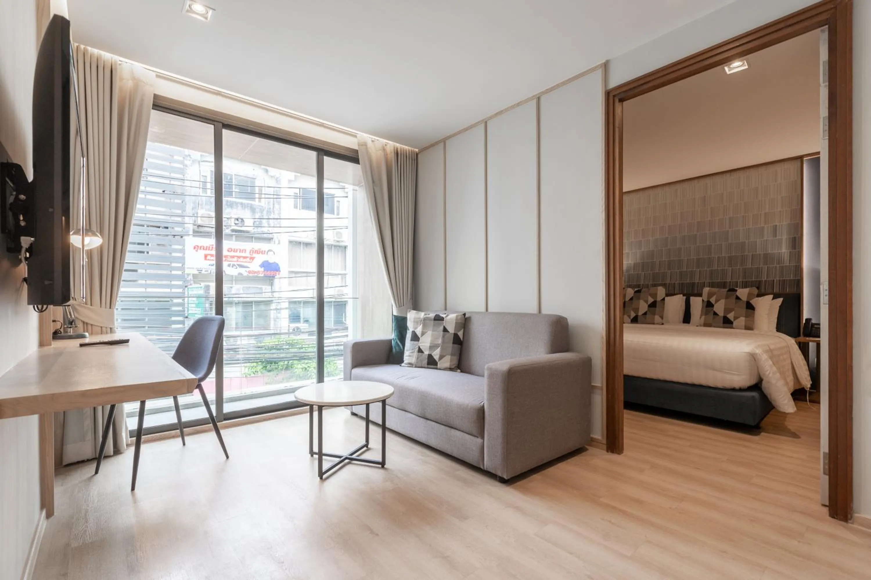 Living room, Bed in The Quarter Phromphong by UHG