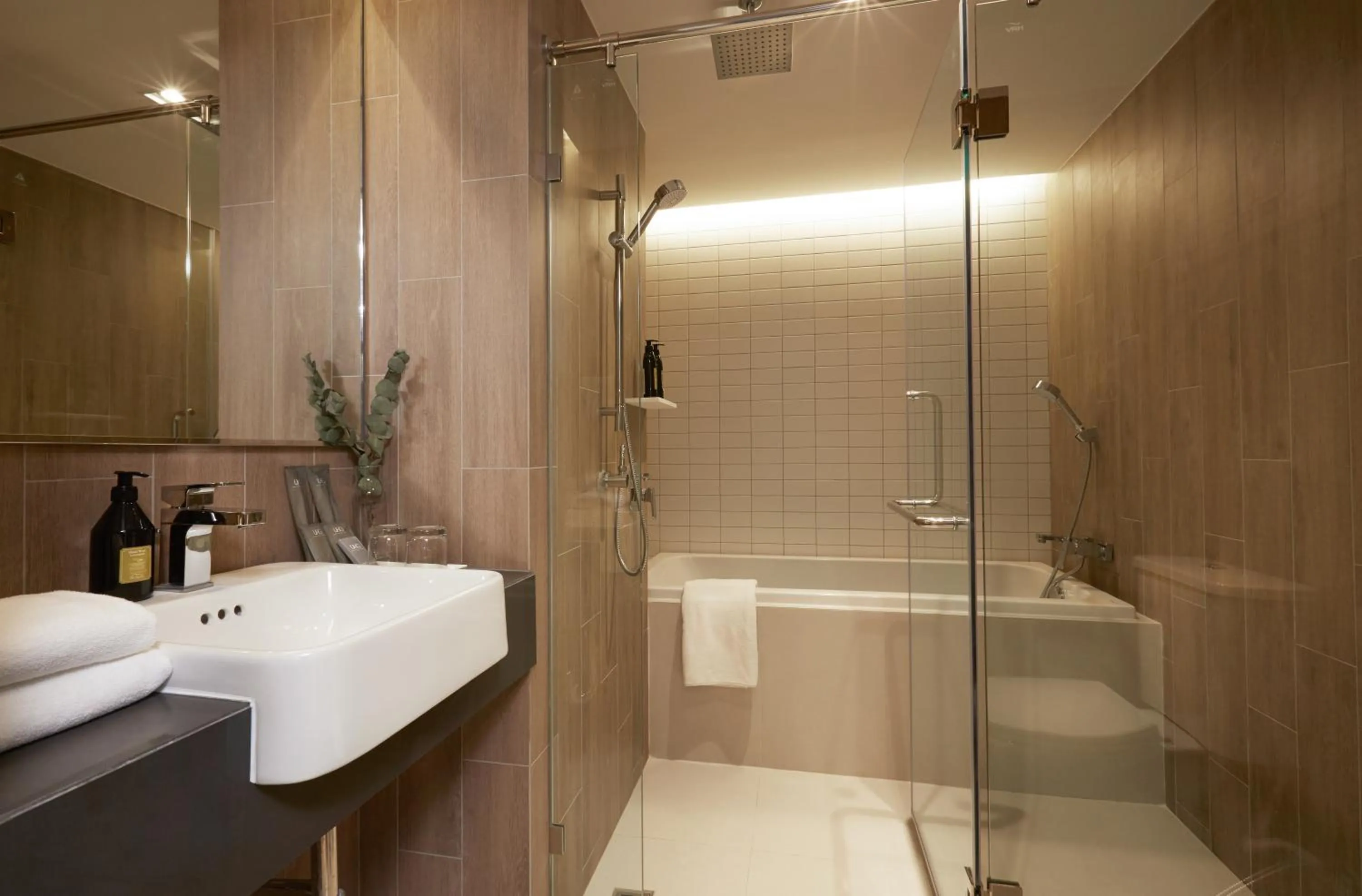 Shower in The Quarter Phromphong by UHG